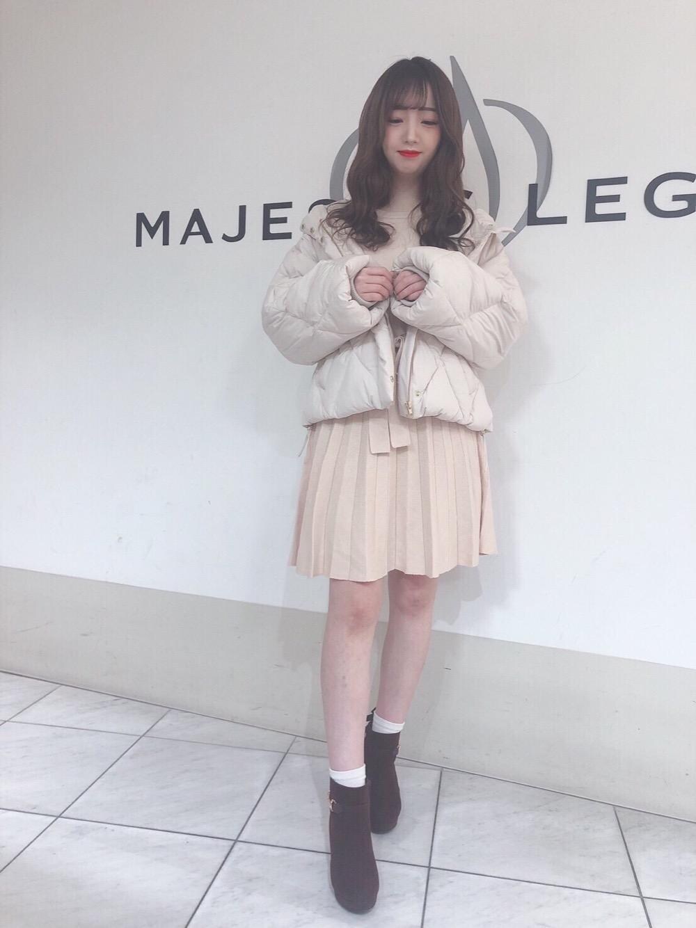 「アウター、ダウン、ショートブーツ、冬コーデ、ニットワンピース、デート、セール、プリーツ、MAJESTIC LEGON、マジェスティックレゴン」｜「MAJESTIC LEGONのサイドビットブーツ（ブーツ、ベージュ系）」を使った、マジェスティックレゴン天王寺ミオ店スタッフさん（レディース・156cm）の冬コーディネートの1枚目の写真