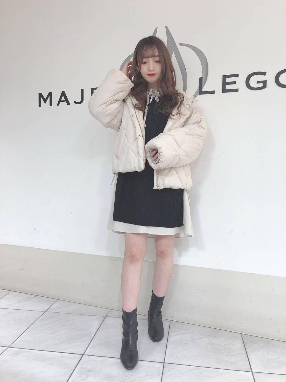 「アウター、ワンピース、ブーツ、ダウン、ニットベスト、セール、MAJESTIC LEGON、マジェスティックレゴン、セットアイテム、ビューティー」｜「MAJESTIC LEGONのシンプルストレッチブーツ（ブーツ、ブラック系）」を使った、マジェスティックレゴン天王寺ミオ店スタッフさん（レディース・156cm）の冬コーディネートの1枚目の写真