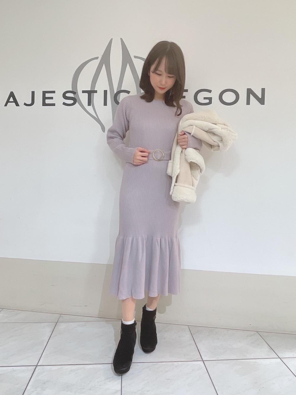 「ニット、アウター、ワンピース、ブーツ、ショートブーツ、ニットワンピース、シューズ、MAJESTIC LEGON、マーメイド、マジェスティックレゴン」｜「MAJESTIC LEGONのサイドビットブーツ（ブーツ、ブラック系）」を使った、マジェスティックレゴン天王寺ミオ店スタッフさん（レディース・156cm）の冬コーディネートの1枚目の写真
