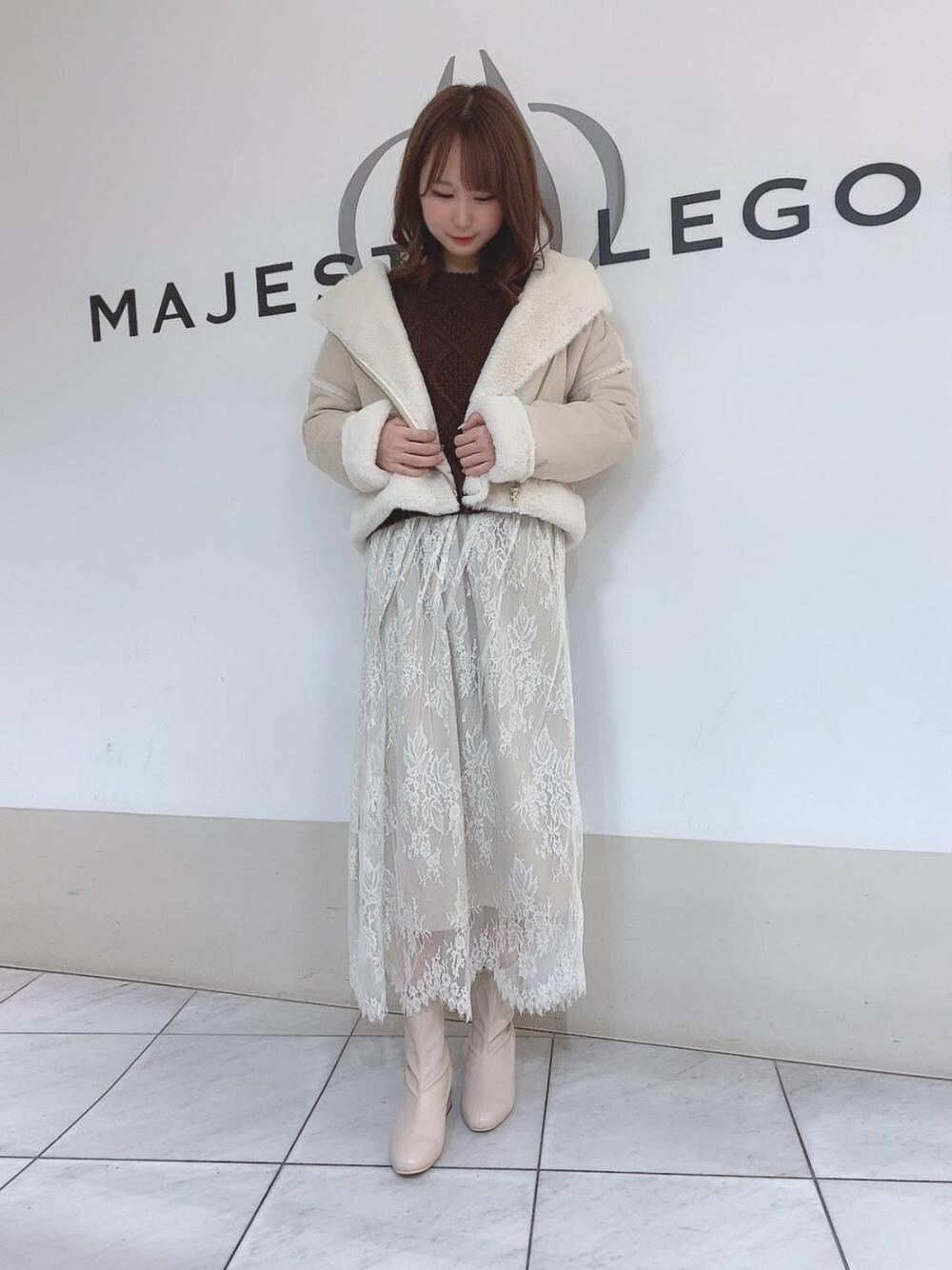 「ファー、ニット、アウター、ワンピース、ブーツ、ライダース、レース、もこもこ、MAJESTIC LEGON、マジェスティックレゴン」｜「MAJESTIC LEGONのフェイクスエードファーライダース（ライダースジャケット、ホワイト系）」を使った、マジェスティックレゴン天王寺ミオ店スタッフさん（レディース・156cm）の冬コーディネートの1枚目の写真