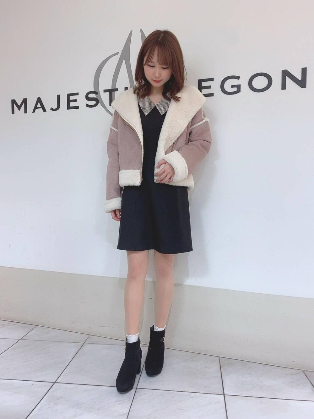 「ファー、ワンピース、ブーツ、ライダース、バイカラー、ガーリー、MAJESTIC LEGON、ミニワンピース、マジェスティックレゴン、襟つき」｜「MAJESTIC LEGONのサイドビットブーツ（ブーツ、ブラック系）」を使った、マジェスティックレゴン天王寺ミオ店スタッフさん（レディース・156cm）の冬コーディネートの1枚目の写真