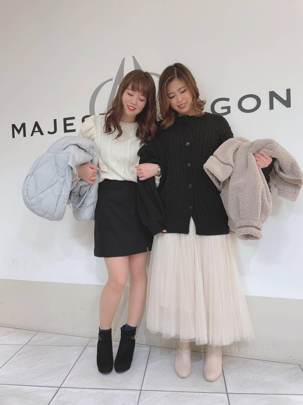 「ダウン、ミニスカート、モノトーン、チュールスカート、ロングニット、ボアジャケット、MAJESTIC LEGON、黒ニット、双子コーデ、マジェスティックレゴン」｜「MAJESTIC LEGONのサイドビットブーツ（ブーツ、ブラック系）」を使った、マジェスティックレゴン天王寺ミオ店スタッフさん（レディース・156cm）の冬コーディネートの1枚目の写真