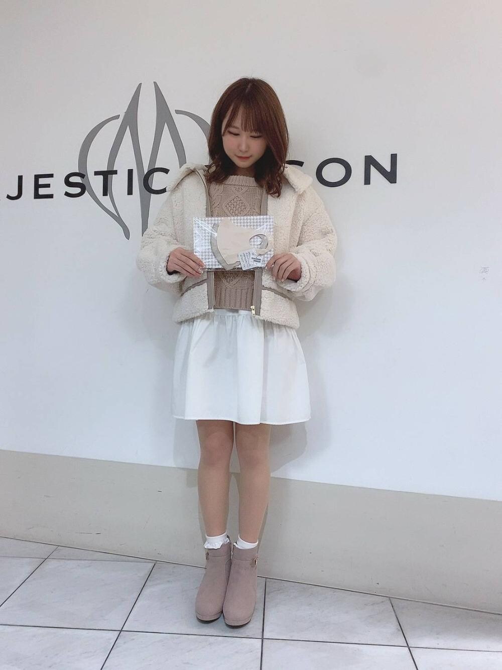 「マスク、ケーブルニット、ショートブーツ、冬コーデ、セール、ワントーン、ボアジャケット、MAJESTIC LEGON、マジェスティックレゴン、ティアード」｜「MAJESTIC LEGONのサイドビットブーツ（ブーツ、ベージュ系）」を使った、マジェスティックレゴン天王寺ミオ店スタッフさん（レディース・155cm）の冬コーディネートの1枚目の写真