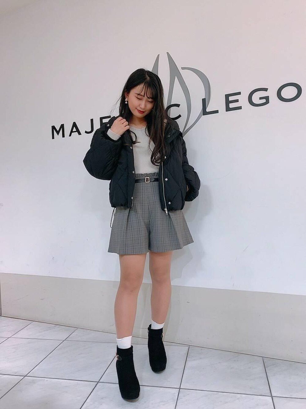 「アウター、ブラック、ダウン、ショートパンツ、ショートブーツ、モノトーン、チェックパンツ、MAJESTIC LEGON、マジェスティックレゴン、ラメニット」｜「MAJESTIC LEGONのサイドビットブーツ（ブーツ、ブラック系）」を使った、マジェスティックレゴン天王寺ミオ店スタッフさん（レディース・156cm）の冬コーディネートの1枚目の写真
