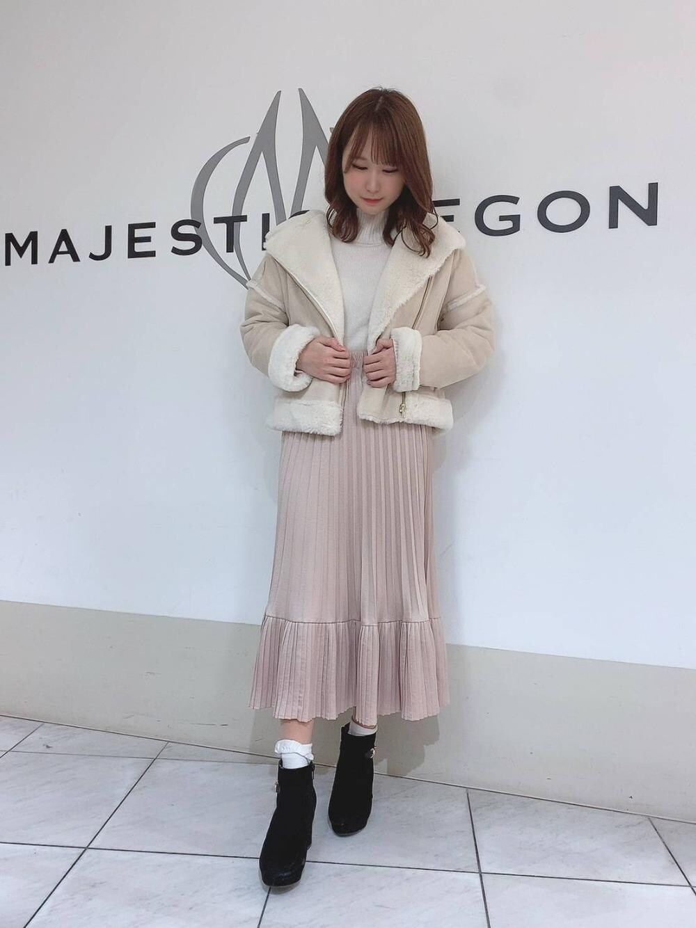 「ワントーンコーデ、ライダース、ショートブーツ、タートルネック、フェイクムートン、白ニット、プリーツスカート、MAJESTIC LEGON、シンプルニット、マジェスティックレゴン」｜「MAJESTIC LEGONのサイドビットブーツ（ブーツ、ブラック系）」を使った、マジェスティックレゴン天王寺ミオ店スタッフさん（レディース・155cm）の冬コーディネートの1枚目の写真