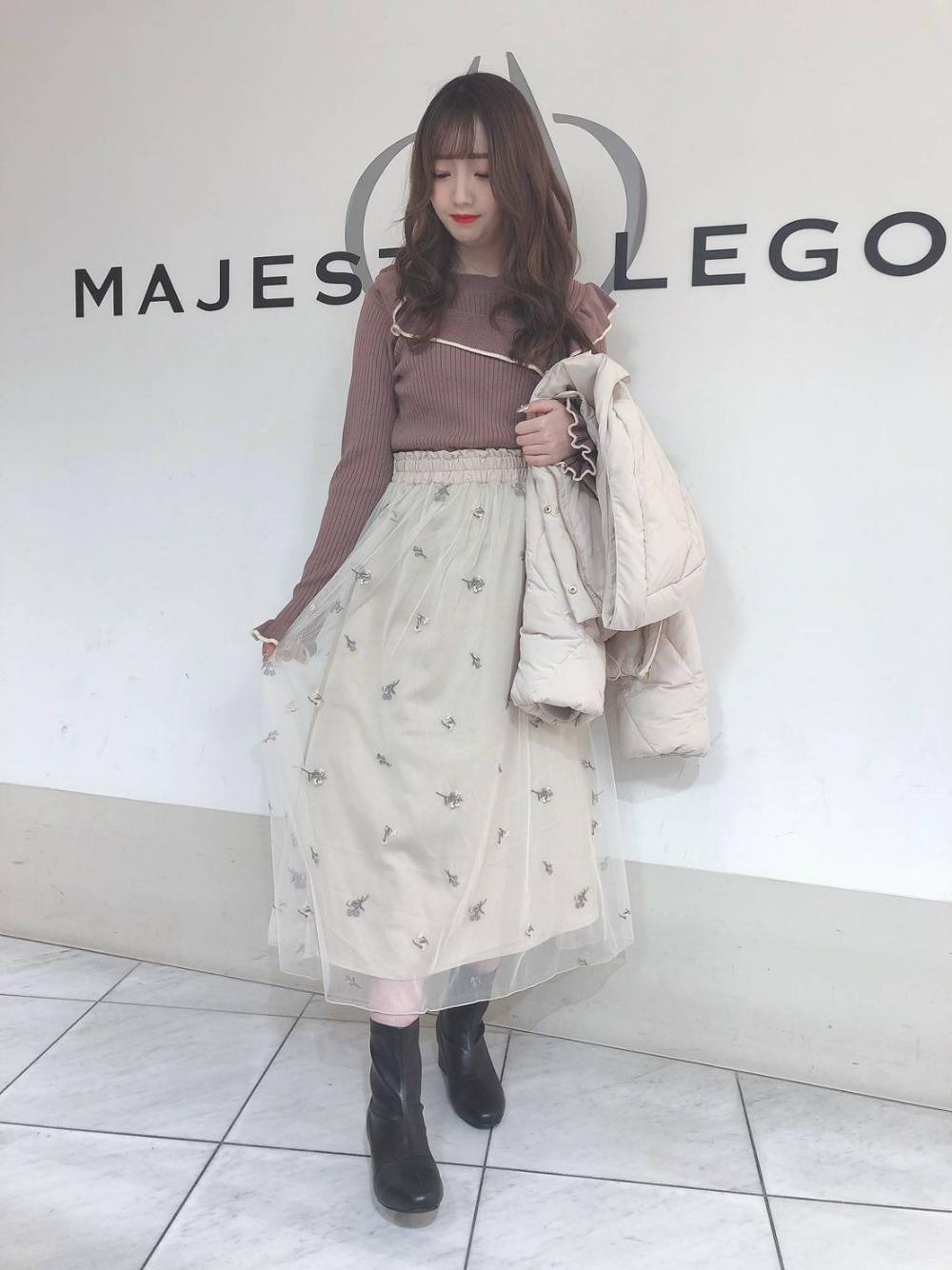 「ダウン、刺繍、ショートブーツ、チュールスカート、セール、春、MAJESTIC LEGON、フリルニット、マジェスティックレゴン、モカ」｜「MAJESTIC LEGONのガーリーフリルニット（ニット/セーター、ブラウン系）」を使った、マジェスティックレゴン天王寺ミオ店スタッフさん（レディース・156cm）の冬コーディネートの1枚目の写真