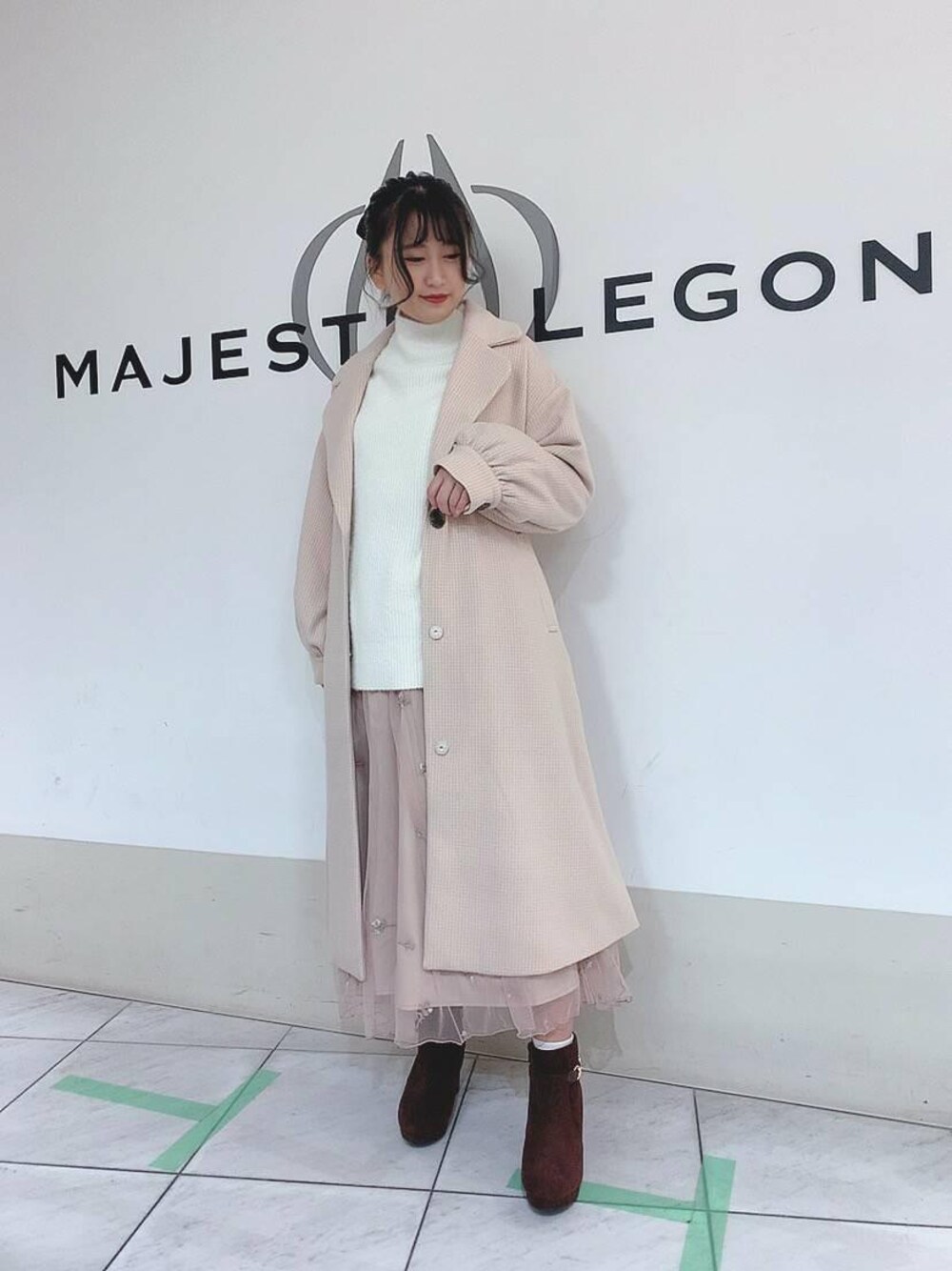 「ワントーンコーデ、ショートブーツ、冬コーデ、ロングコート、チュールスカート、ロングニット、チェックコート、春、MAJESTIC LEGON、マジェスティックレゴン」｜「MAJESTIC LEGONのサイドビットブーツ（ブーツ、ブラウン系）」を使った、マジェスティックレゴン天王寺ミオ店スタッフさん（レディース・156cm）の冬コーディネートの1枚目の写真