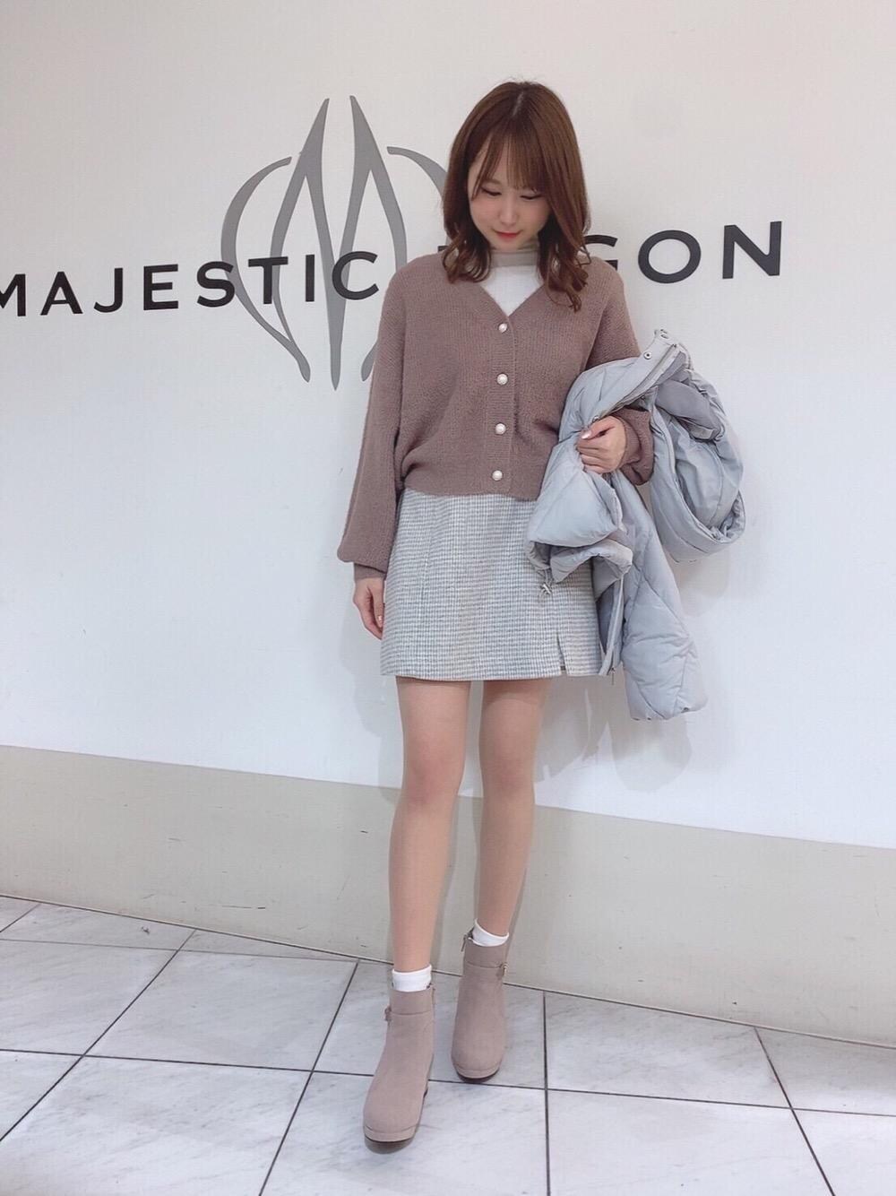 「カーディガン、アウター、ブーツ、ダウン、シャギー、セール、MAJESTIC LEGON、スカパン、マジェスティックレゴン、ミニ丈」｜「MAJESTIC LEGONのサイドビットブーツ（ブーツ、ベージュ系）」を使った、マジェスティックレゴン天王寺ミオ店スタッフさん（レディース・155cm）の冬コーディネートの1枚目の写真