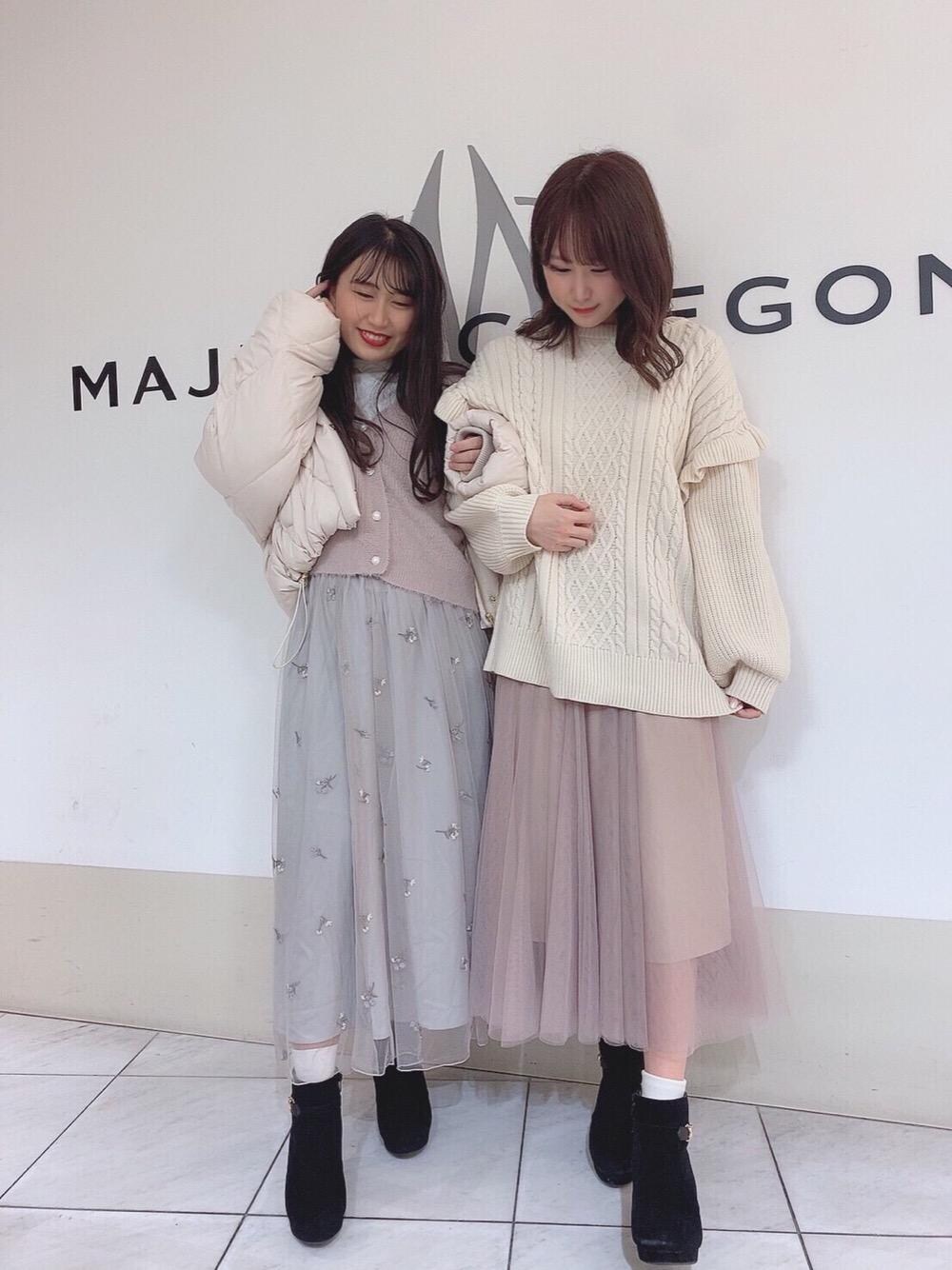 「カーディガン、ニット、ピンク、ショートブーツ、シャギー、チュールスカート、MAJESTIC LEGON、アイボリー、マジェスティックレゴン、マルチWAY」｜「MAJESTIC LEGONのサイドビットブーツ（ブーツ、ブラック系）」を使った、マジェスティックレゴン天王寺ミオ店スタッフさん（レディース・155cm）の冬コーディネートの1枚目の写真