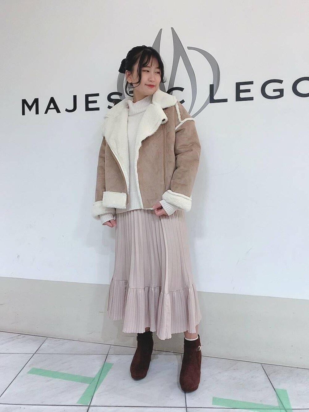 「ワントーンコーデ、ライダース、ショートブーツ、フェイクムートン、白ニット、プリーツスカート、セール、MAJESTIC LEGON、春カラー、マジェスティックレゴン」｜「MAJESTIC LEGONのサイドビットブーツ（ブーツ、ブラウン系）」を使った、マジェスティックレゴン天王寺ミオ店スタッフさん（レディース・156cm）の冬コーディネートの1枚目の写真