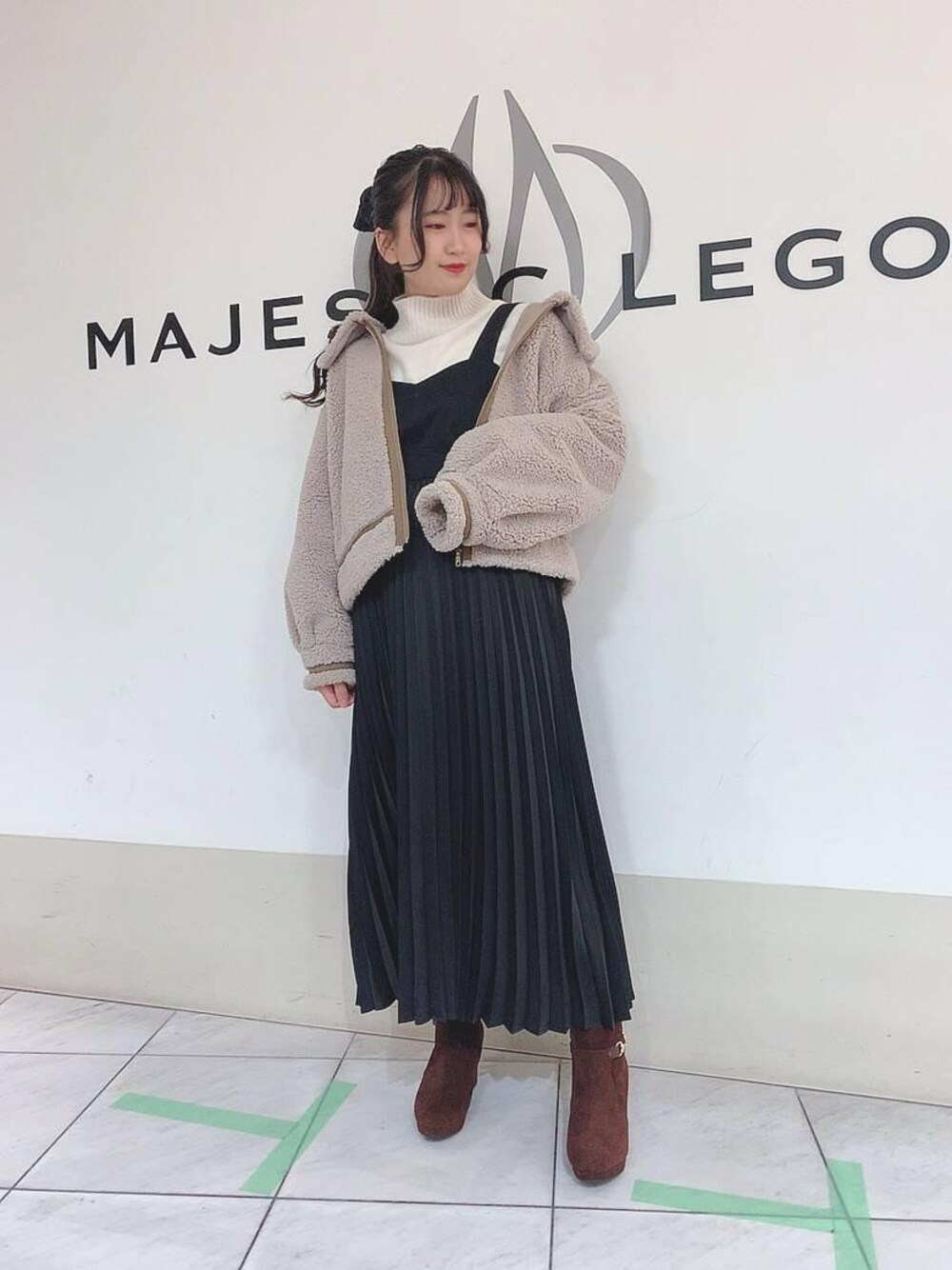 「ニット、ワンピース、ブラック、ジャンスカ、タートルネック、プリーツ、MAJESTIC LEGON、アイボリー、マジェスティックレゴン、サテン」｜「MAJESTIC LEGONのサイドビットブーツ（ブーツ、ブラウン系）」を使った、マジェスティックレゴン天王寺ミオ店スタッフさん（レディース・156cm）の冬コーディネートの1枚目の写真