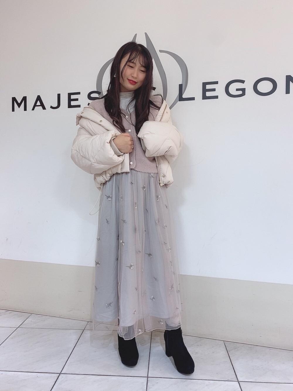 「カーディガン、スカート、ブーツ、花柄、タートル、チュールスカート、インナー、フェミニン、MAJESTIC LEGON、マジェスティックレゴン」｜「MAJESTIC LEGONのサイドビットブーツ（ブーツ、ブラック系）」を使った、マジェスティックレゴン天王寺ミオ店スタッフさん（レディース・156cm）の冬コーディネートの1枚目の写真