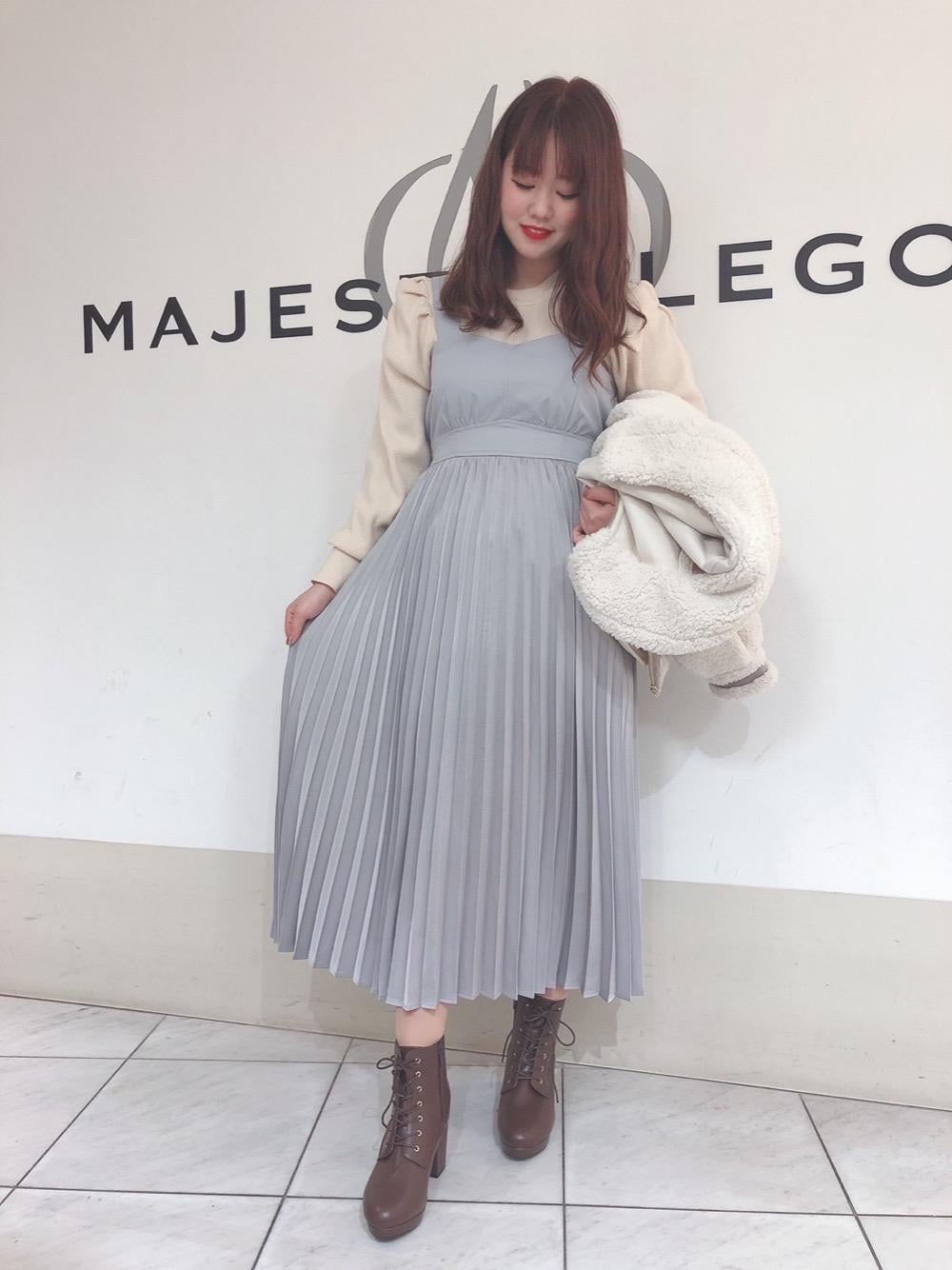 「ニット、ジャケット、アウター、ワンピース、ブーツ、プリーツ、新作、MAJESTIC LEGON、カラーコーデ、マジェスティックレゴン」｜「MAJESTIC LEGONのレースアップブーツ（ブーツ、ブラウン系）」を使った、マジェスティックレゴン天王寺ミオ店スタッフさん（レディース・156cm）の冬コーディネートの1枚目の写真