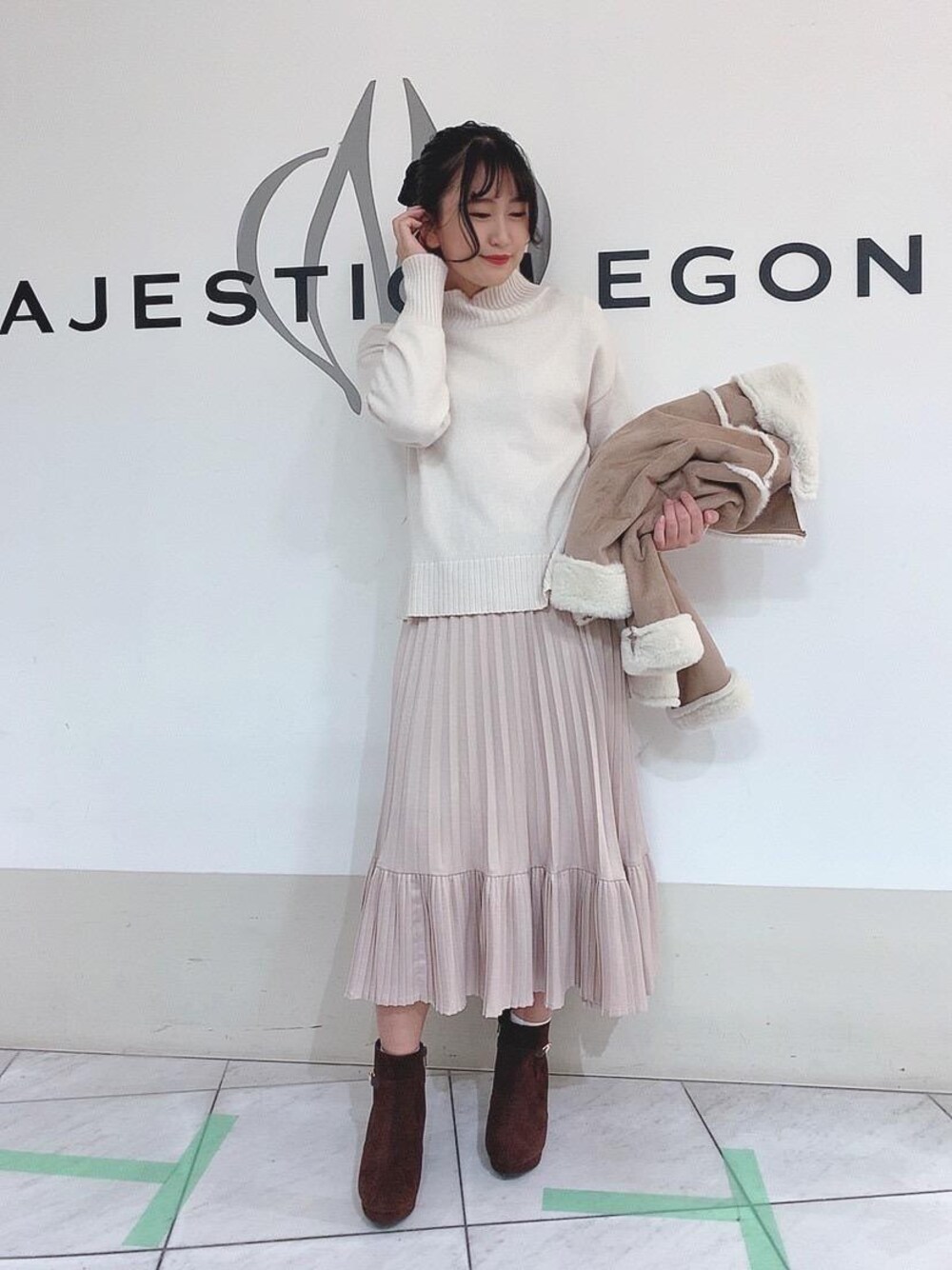 「ニット、アウター、スカート、ブーツ、ライダース、ハイネック、セール、プリーツ、MAJESTIC LEGON、マジェスティックレゴン」｜「MAJESTIC LEGONのサイドビットブーツ（ブーツ、ブラウン系）」を使った、マジェスティックレゴン天王寺ミオ店スタッフさん（レディース・156cm）の冬コーディネートの1枚目の写真