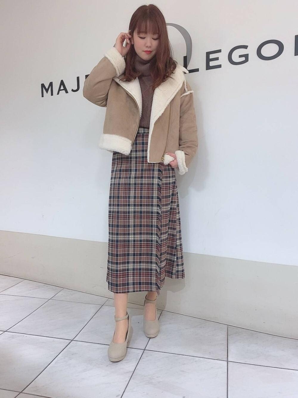「パンプス、ライダース、ケーブルニット、タートルネック、フェイクムートン、チェックスカート、セール、MAJESTIC LEGON、マジェスティックレゴン、モカ」｜「MAJESTIC LEGONのフカフカパンプス（パンプス、ベージュ系）」を使った、マジェスティックレゴン天王寺ミオ店スタッフさん（レディース・156cm）の冬コーディネートの1枚目の写真