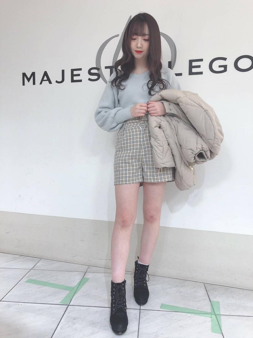「ブルー、ダウン、ショートパンツ、カラーニット、チェックパンツ、セール、MAJESTIC LEGON、春カラー、マジェスティックレゴン、ラメニット」｜「MAJESTIC LEGONのレースアップブーツ（ブーツ、ブラック系）」を使った、マジェスティックレゴン天王寺ミオ店スタッフさん（レディース・156cm）の冬コーディネートの1枚目の写真
