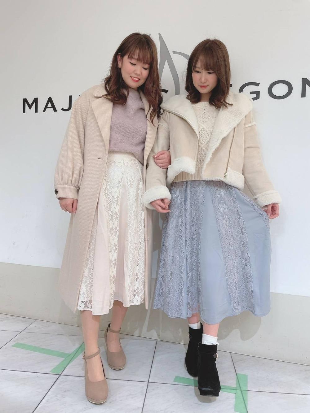 「ニット、パンプス、ライダース、ショートブーツ、ロングコート、白ニット、レーススカート、MAJESTIC LEGON、春カラー、マジェスティックレゴン」｜「MAJESTIC LEGONのフカフカパンプス（パンプス、ベージュ系）」を使った、マジェスティックレゴン天王寺ミオ店スタッフさん（レディース・155cm）の冬コーディネートの1枚目の写真
