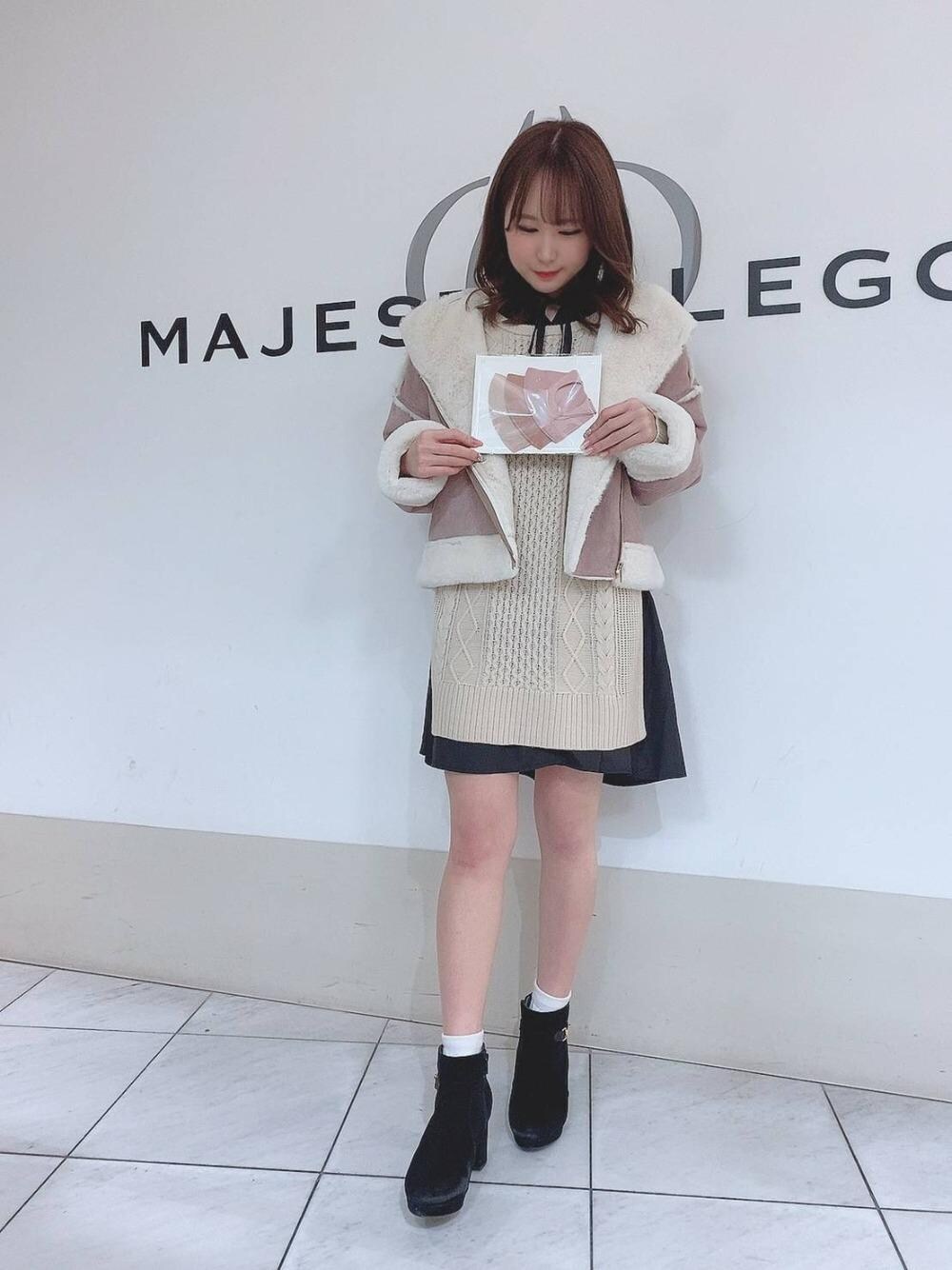 「ワンピース、ライダース、マスク、ケーブルニット、ショートブーツ、ニットワンピース、フェイクムートン、MAJESTIC LEGON、マジェスティックレゴン、レイヤードコーデ」｜「MAJESTIC LEGONのサイドビットブーツ（ブーツ、ブラック系）」を使った、マジェスティックレゴン天王寺ミオ店スタッフさん（レディース・155cm）の冬コーディネートの1枚目の写真
