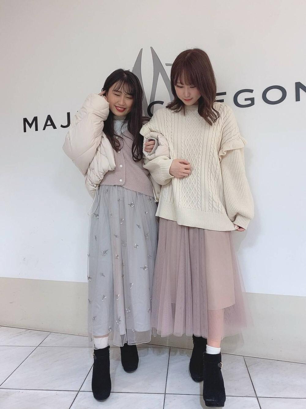 「カーディガン、ダウン、ショートブーツ、タートルネック、チュールスカート、ロングニット、セール、MAJESTIC LEGON、春カラー、マジェスティックレゴン」｜「MAJESTIC LEGONのレースアップブーツ（ブーツ、ブラック系）」を使った、マジェスティックレゴン天王寺ミオ店スタッフさん（レディース・155cm）の冬コーディネートの1枚目の写真