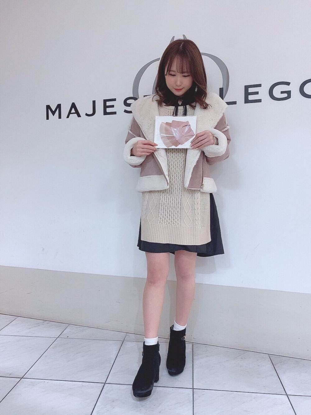 「ワンピース、ライダース、ケーブルニット、ショートブーツ、ニットワンピース、フェイクムートン、MAJESTIC LEGON、春コーデ、マジェスティックレゴン、レイヤードコーデ」｜「MAJESTIC LEGONのサイドビットブーツ（ブーツ、ブラック系）」を使った、マジェスティックレゴン天王寺ミオ店スタッフさん（レディース・155cm）の冬コーディネートの1枚目の写真