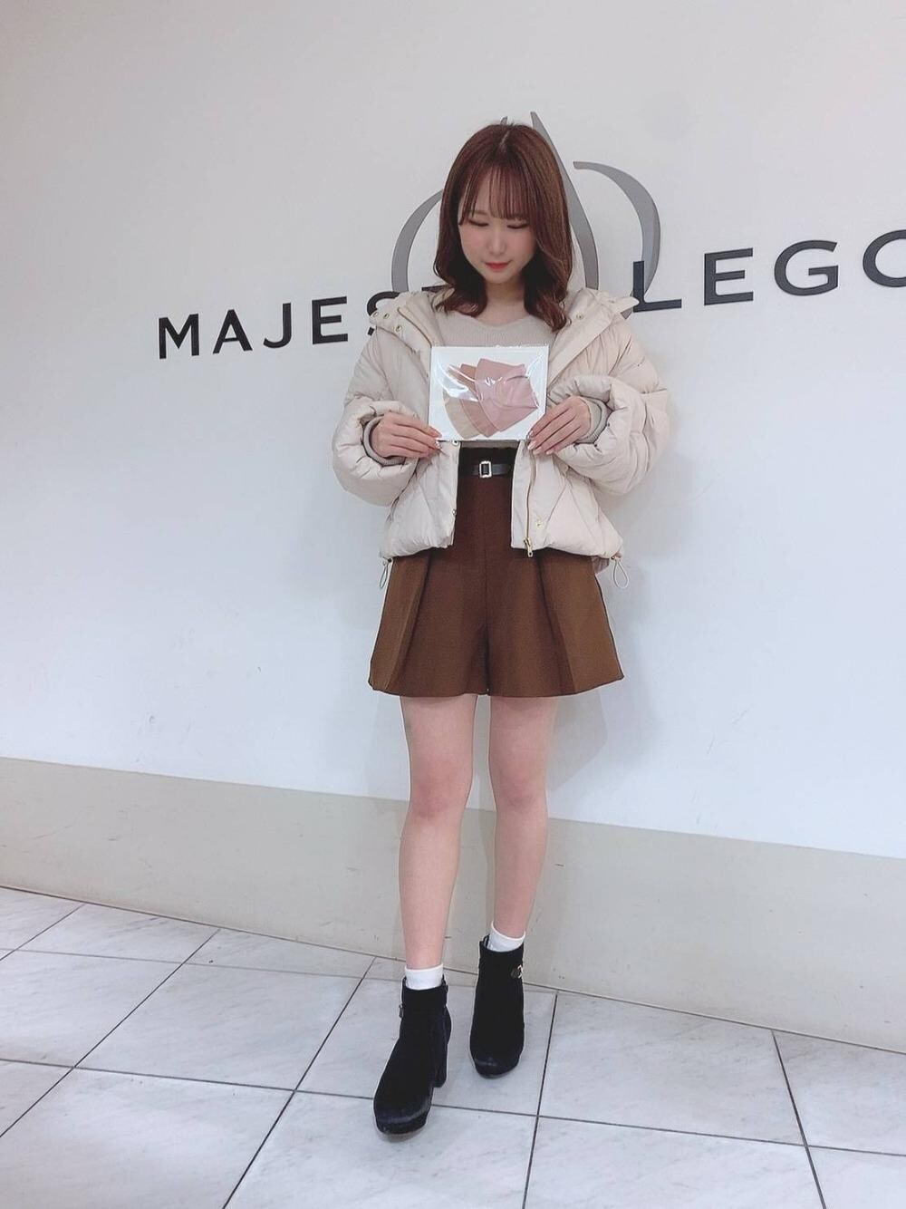 「ワントーンコーデ、ダウン、ショートパンツ、マスク、ショートブーツ、MAJESTIC LEGON、春カラー、春コーデ、マジェスティックレゴン、ラメニット」｜「MAJESTIC LEGONのサイドビットブーツ（ブーツ、ブラック系）」を使った、マジェスティックレゴン天王寺ミオ店スタッフさん（レディース・156cm）の冬コーディネートの1枚目の写真
