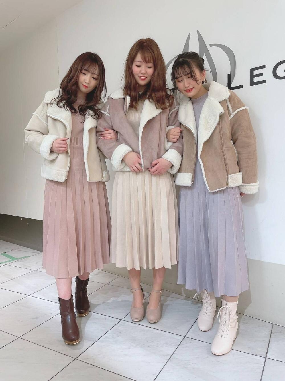 「パンプス、ライダース、ムートン、ショートブーツ、ニットワンピース、ロングワンピース、MAJESTIC LEGON、春カラー、春コーデ、マジェスティックレゴン」｜「MAJESTIC LEGONのフェイクスエードファーライダース（ライダースジャケット、ベージュ系）」を使った、マジェスティックレゴン天王寺ミオ店スタッフさん（レディース・156cm）の冬コーディネートの1枚目の写真