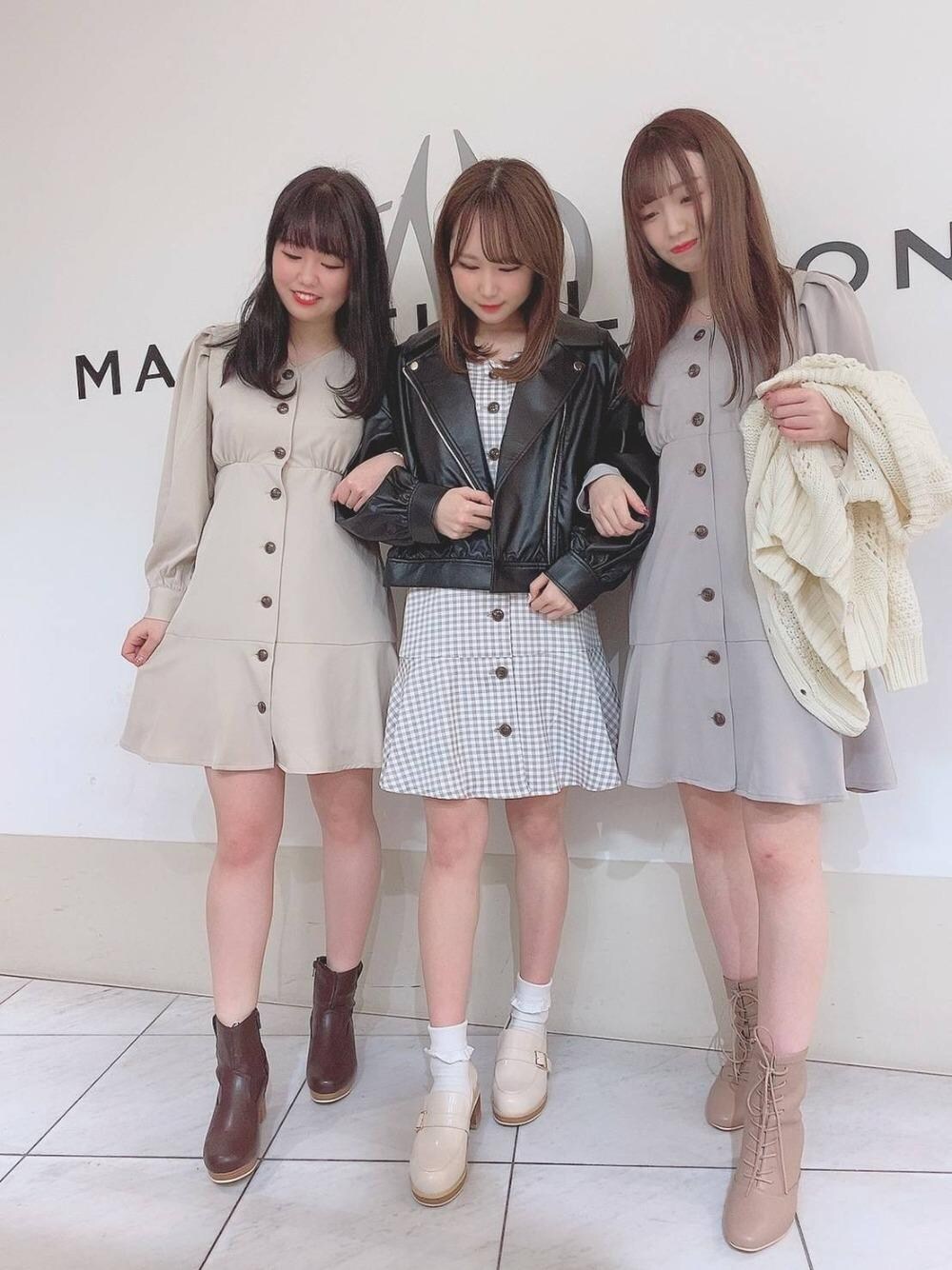 「カーディガン、ワンピース、ライダース、ショートブーツ、MAJESTIC LEGON、春コーデ、ミニワンピース、マーメイド、マジェスティックレゴン、大人フェミニン」｜「MAJESTIC LEGONの☆ベルト付ローファー（ローファー、ホワイト系）」を使った、マジェスティックレゴン天王寺ミオ店スタッフさん（レディース・156cm）の冬コーディネートの1枚目の写真
