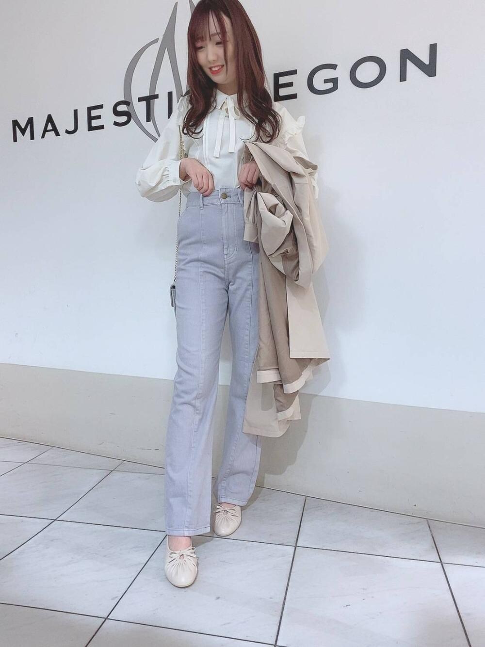 「ブラウス、パンツ、トレンチコート、カラーパンツ、シューズ、バック、新作、春服、MAJESTIC LEGON、マジェスティックレゴン」｜「MAJESTIC LEGONのフレンチフリルブラウス（シャツ/ブラウス、ホワイト系）」を使った、マジェスティックレゴン天王寺ミオ店スタッフさん（レディース・156cm）の冬コーディネートの1枚目の写真