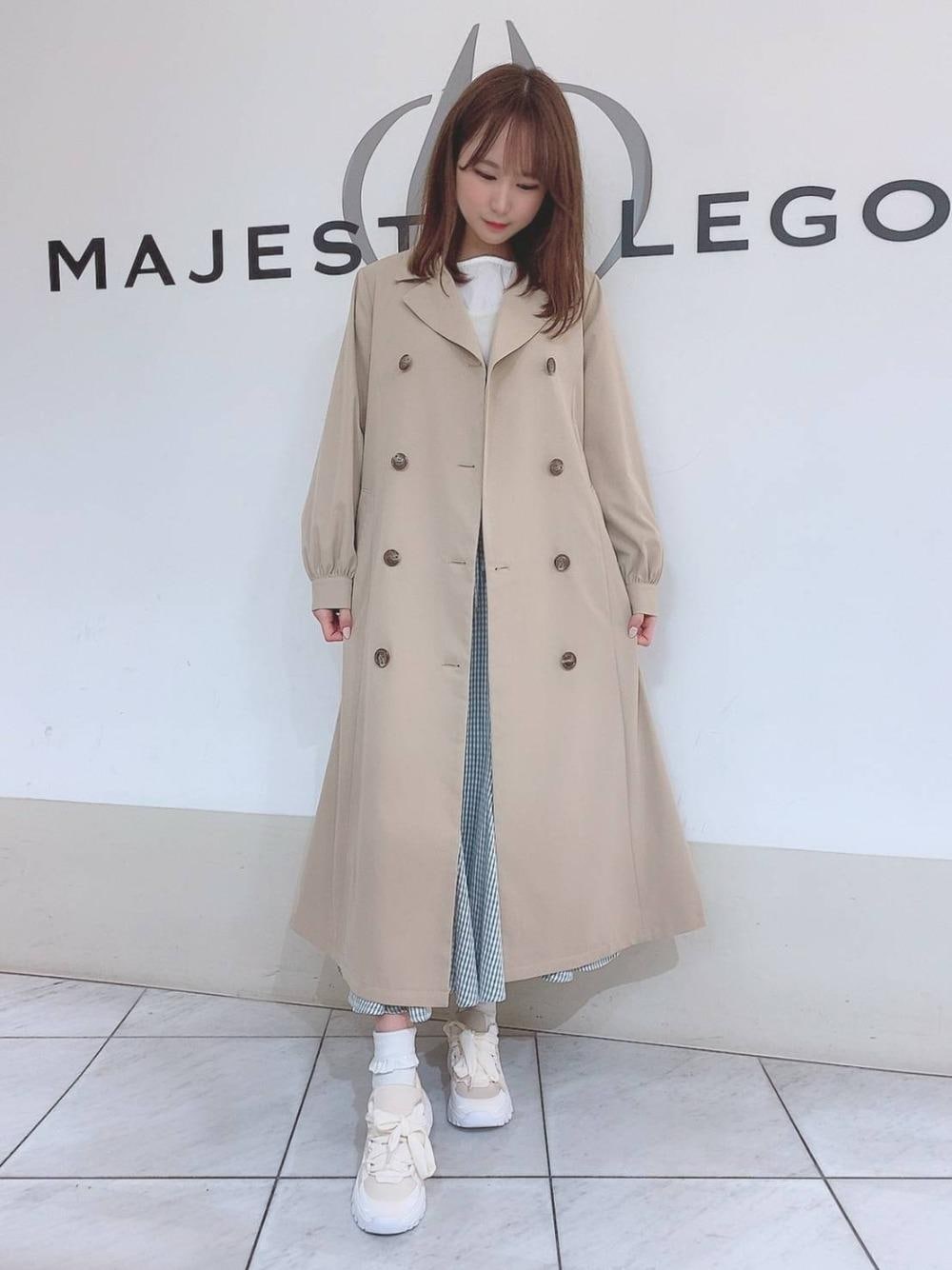 「スニーカー、スカート、トレンチコート、トレンチ、リボン、ギンガムチェック、新作、春服、MAJESTIC LEGON、マジェスティックレゴン」｜「MAJESTIC LEGONのふたごパフトップス（Tシャツ/カットソー、ホワイト系）」を使った、マジェスティックレゴン天王寺ミオ店スタッフさん（レディース・155cm）の冬コーディネートの1枚目の写真