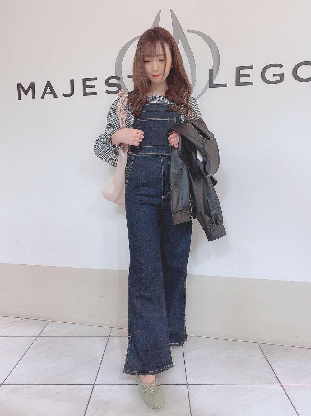 「デニム、ブラウス、ライダース、サロペット、ギンガムチェック、新作、春、春服、MAJESTIC LEGON、マジェスティックレゴン」｜「MAJESTIC LEGONのギャザーリボンバレエシュース（バレエシューズ、グリーン系）」を使った、マジェスティックレゴン天王寺ミオ店スタッフさん（レディース・156cm）の冬コーディネートの1枚目の写真