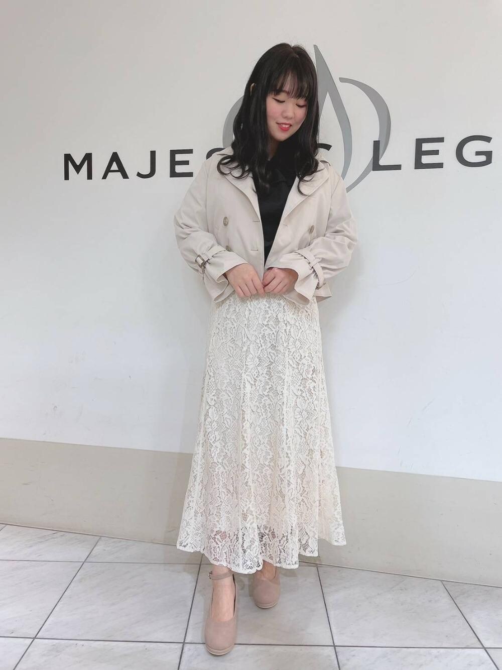 「パンプス、スカート、トレンチコート、トレンチ、レース、トップス、新作、春服、MAJESTIC LEGON、マジェスティックレゴン」｜「MAJESTIC LEGONの☆クリーミーフカフカパンプス（パンプス、ベージュ系）」を使った、マジェスティックレゴン天王寺ミオ店スタッフさん（レディース・156cm）の冬コーディネートの1枚目の写真