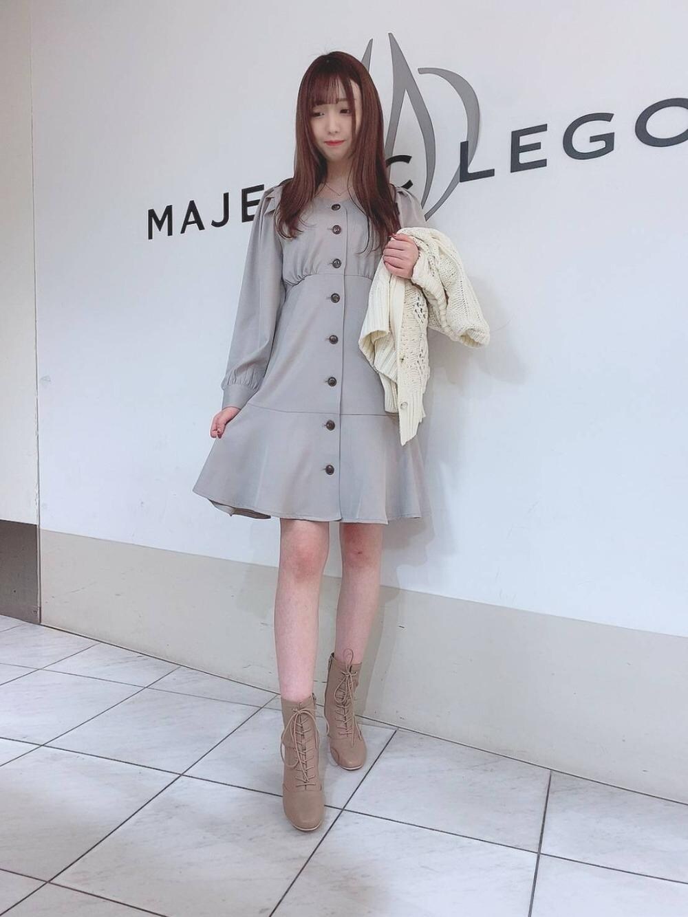 「チェック、ワンピース、カジュアル、ガーリー、MAJESTIC LEGON、春カラー、春物、ミニワンピ、マジェスティックレゴン、マーメイドワンピ」｜「MAJESTIC LEGONのレースアップストレッチブーツ（ブーツ、ブラック系）」を使った、マジェスティックレゴン天王寺ミオ店スタッフさん（レディース・156cm）の冬コーディネートの1枚目の写真