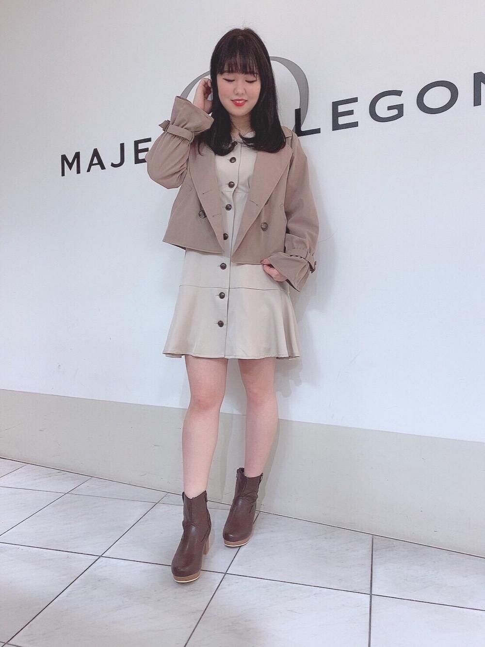「ワンピース、トレンチコート、ショートトレンチ、ベージュ、ショートブーツ、MAJESTIC LEGON、春コーデ、マーメイド、マジェスティックレゴン、大人フェミニン」｜「MAJESTIC LEGONのショートトレンチコート（トレンチコート、ブラウン系）」を使った、マジェスティックレゴン天王寺ミオ店スタッフさん（レディース・156cm）の冬コーディネートの1枚目の写真