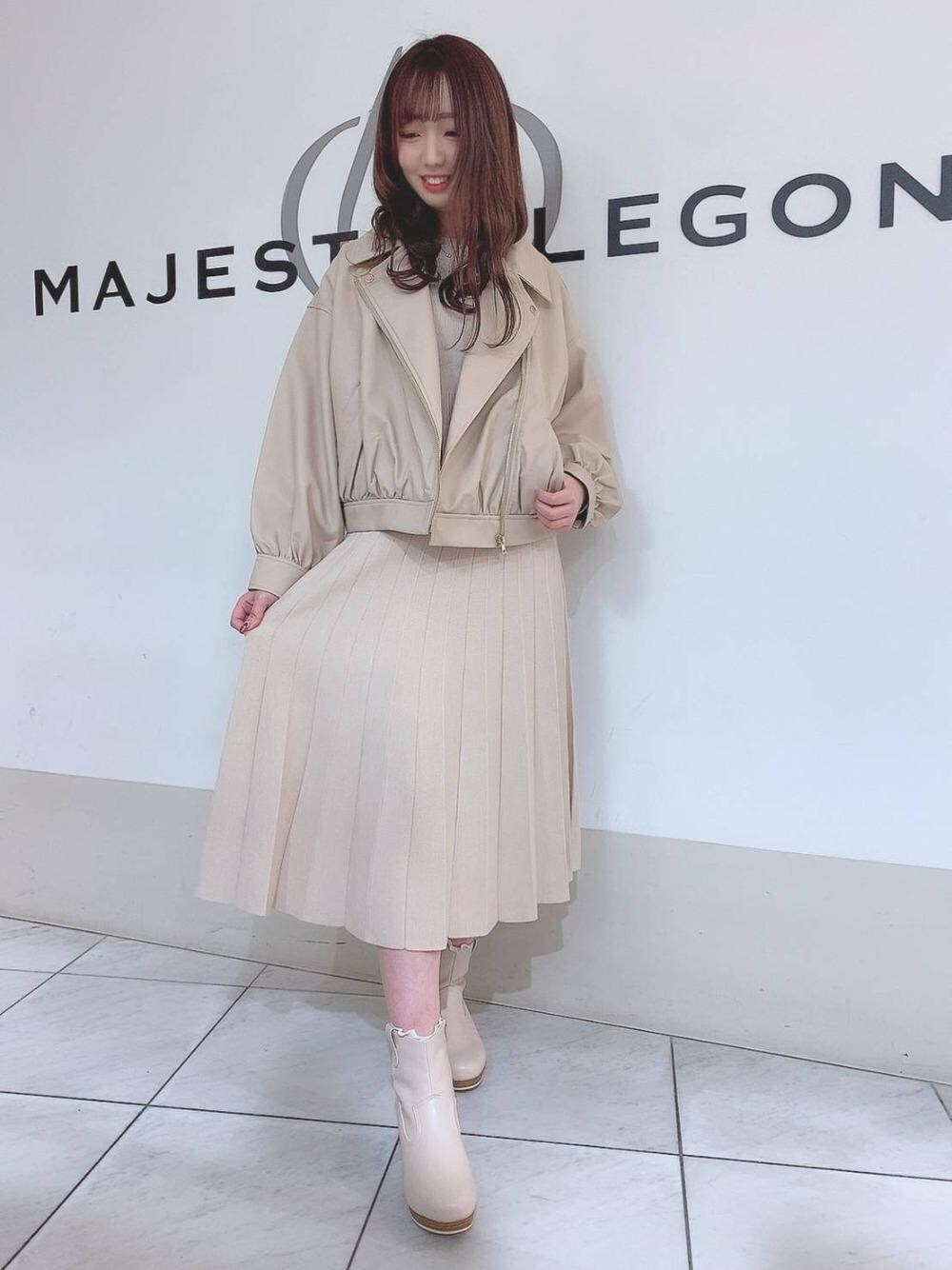 「アウター、ワンピース、ブーツ、ニットワンピ、ライダース、大人、ワントーン、新作、MAJESTIC LEGON、マジェスティックレゴン」｜「MAJESTIC LEGONのレーススリーブレディニットワンピ（ワンピース、ホワイト系）」を使った、マジェスティックレゴン天王寺ミオ店スタッフさん（レディース・156cm）の冬コーディネートの1枚目の写真