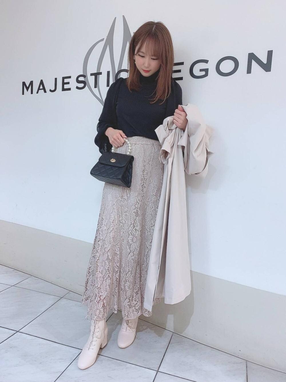 「スカート、ブーツ、トレンチコート、大人、レース、トップス、フェミニン、新作、MAJESTIC LEGON、マジェスティックレゴン」｜「MAJESTIC LEGONのレースアップストレッチブーツ（ブーツ、ホワイト系）」を使った、マジェスティックレゴン天王寺ミオ店スタッフさん（レディース・155cm）の冬コーディネートの1枚目の写真
