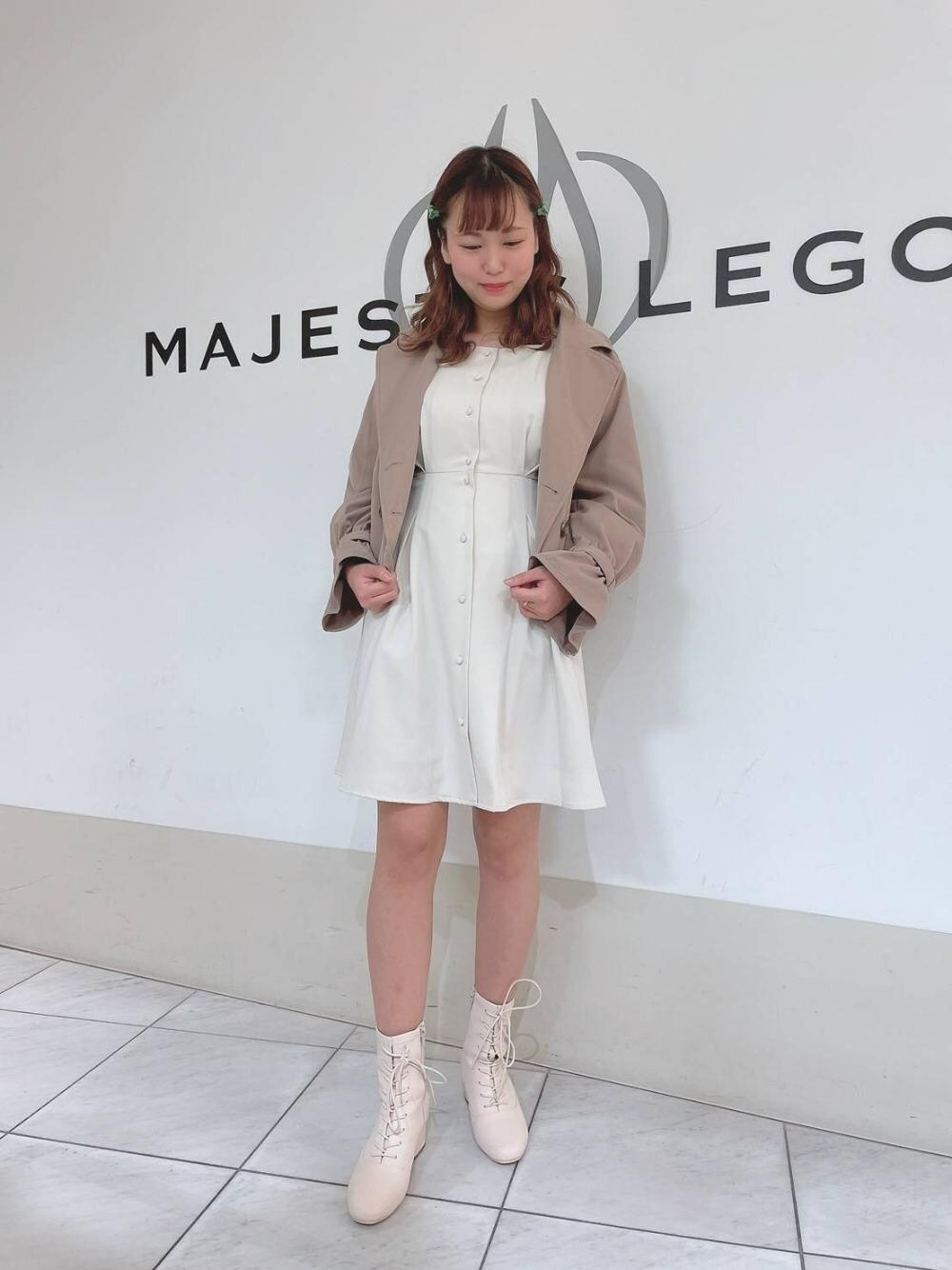 「ワンピース、トレンチコート、ガーリー、フェミニン、新作、デートコーデ、MAJESTIC LEGON、春カラー、春物、マジェスティックレゴン」｜「MAJESTIC LEGONのレースアップストレッチブーツ（ブーツ、ブラック系）」を使った、マジェスティックレゴン天王寺ミオ店スタッフさん（レディース・156cm）の冬コーディネートの1枚目の写真