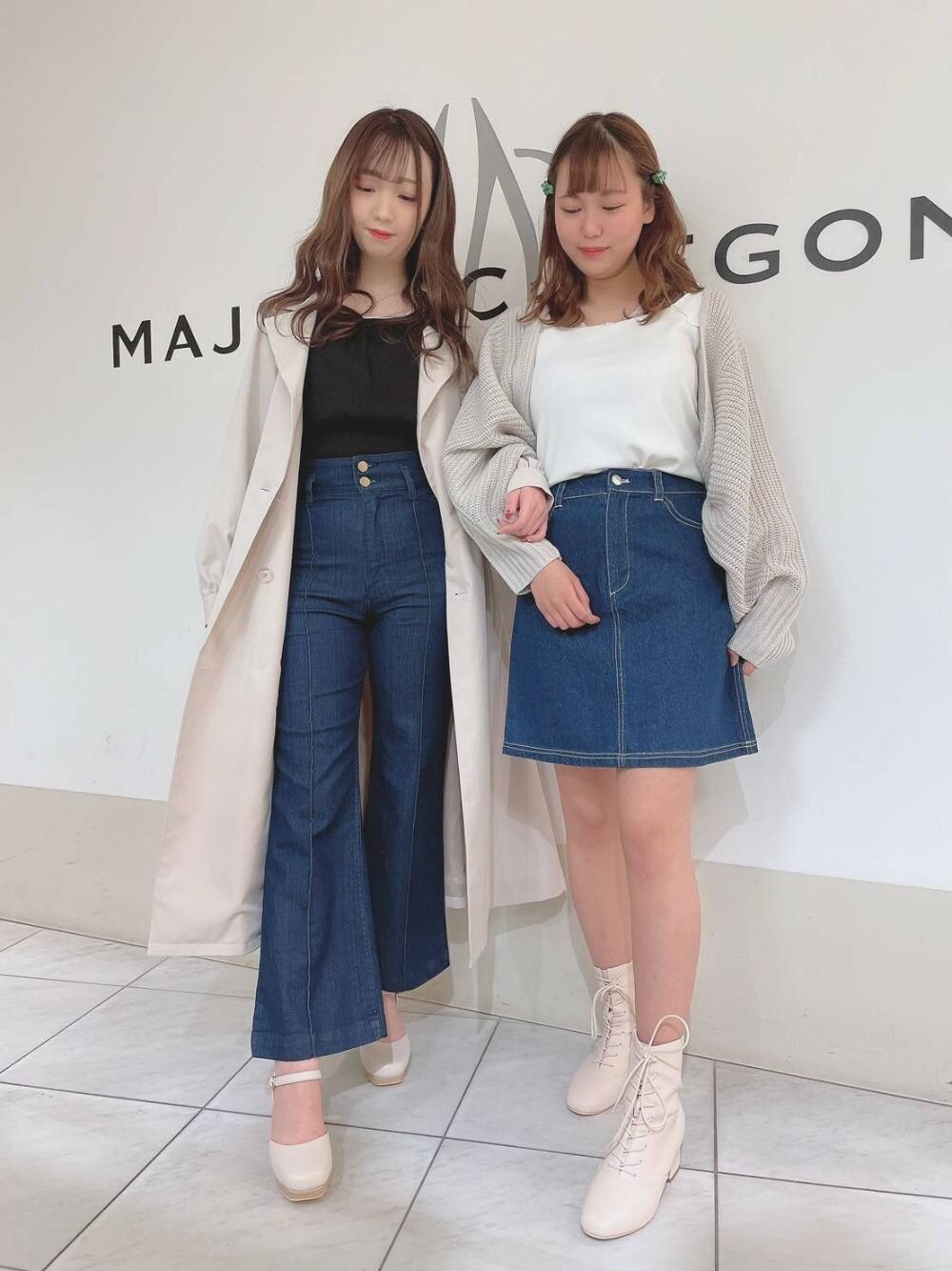 「デニム、スカート、ガーリー、フェミニン、新作、MAJESTIC LEGON、春カラー、春物、双子コーデ、マジェスティックレゴン」｜「MAJESTIC LEGONのレースアップストレッチブーツ（ブーツ、ホワイト系）」を使った、マジェスティックレゴン天王寺ミオ店スタッフさん（レディース・156cm）の冬コーディネートの1枚目の写真