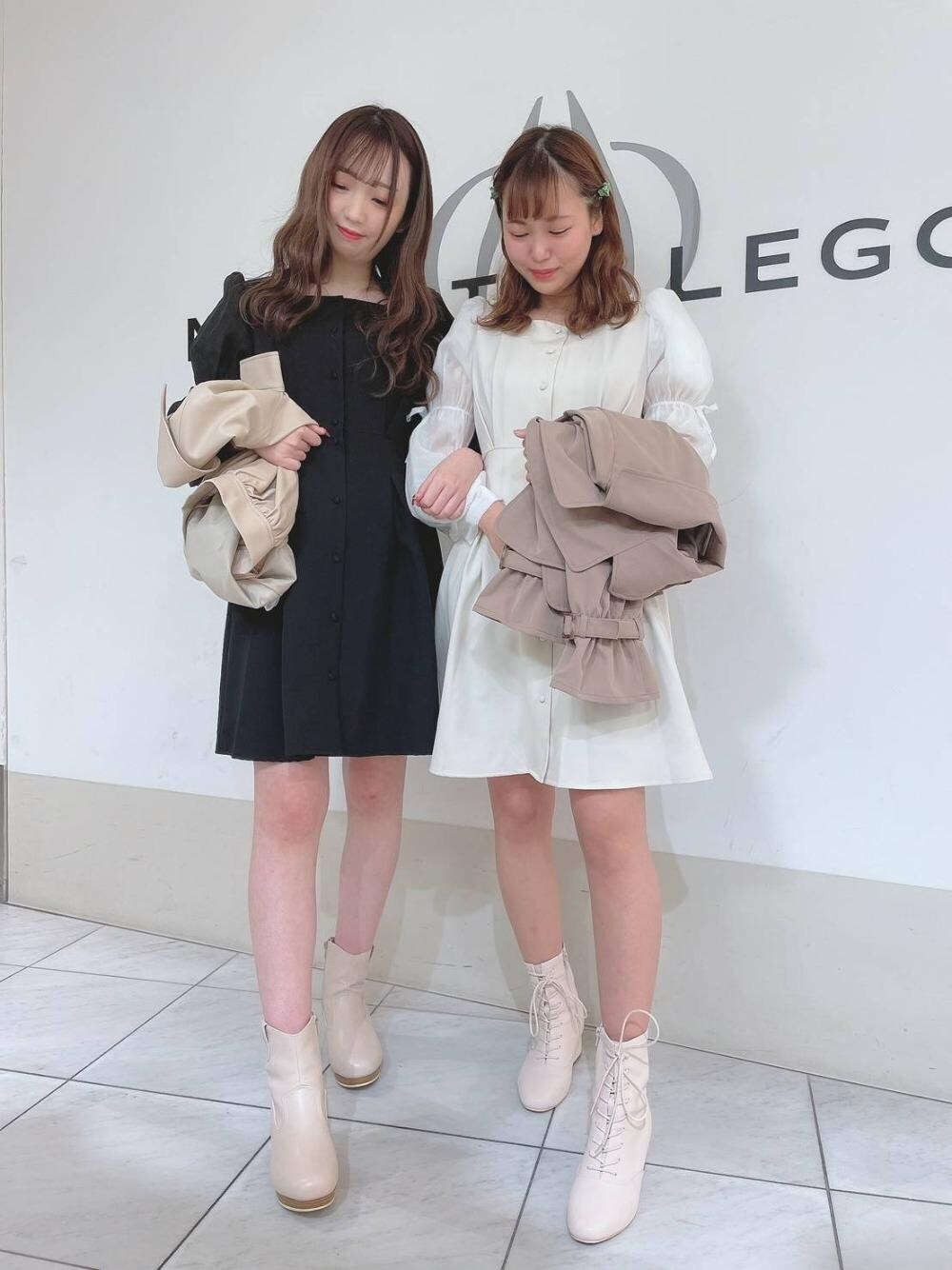 「トレンチ、ガーリー、フェミニン、新作、デートコーデ、MAJESTIC LEGON、春カラー、春コーデ、ミニワンピ、マジェスティックレゴン」｜「MAJESTIC LEGONのレースアップストレッチブーツ（ブーツ、ブラック系）」を使った、マジェスティックレゴン天王寺ミオ店スタッフさん（レディース・156cm）の冬コーディネートの1枚目の写真