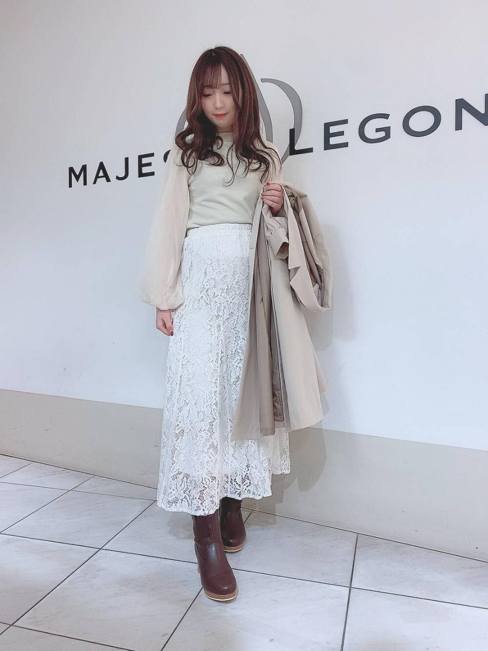 「フリル、ガーリー、フェミニン、新作、人気、MAJESTIC LEGON、春カラー、春コーデ、大人可愛い、マジェスティックレゴン」｜「MAJESTIC LEGONのニュアンスレーススカート（スカート、ベージュ系）」を使った、マジェスティックレゴン天王寺ミオ店スタッフさん（レディース・156cm）の冬コーディネートの1枚目の写真