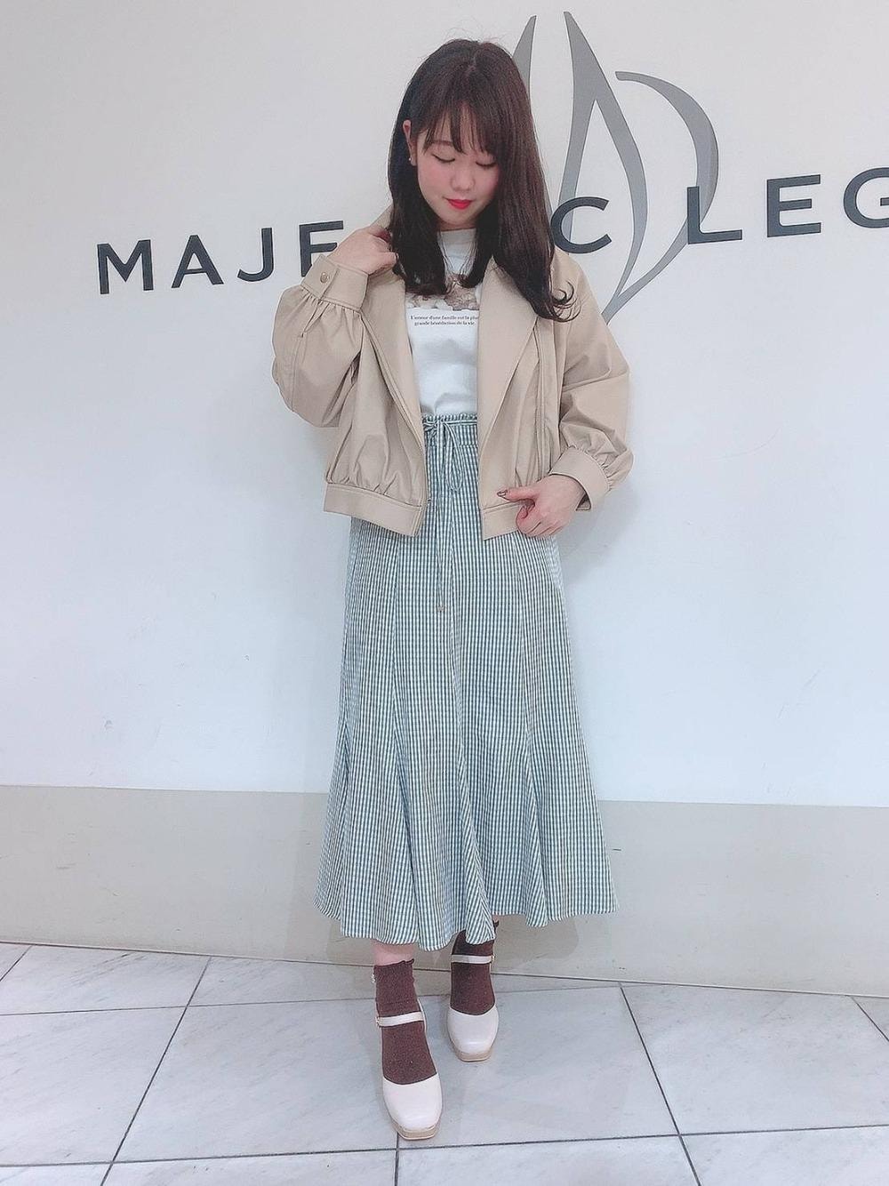「パンプス、スカート、ライダース、Tシャツ、春アウター、新作、マーメイドスカート、MAJESTIC LEGON、マジェスティックレゴン、大人気」｜「MAJESTIC LEGONのウッドヒールスクエアパンプス（パンプス、ホワイト系）」を使った、マジェスティックレゴン天王寺ミオ店スタッフさん（レディース・156cm）の冬コーディネートの1枚目の写真