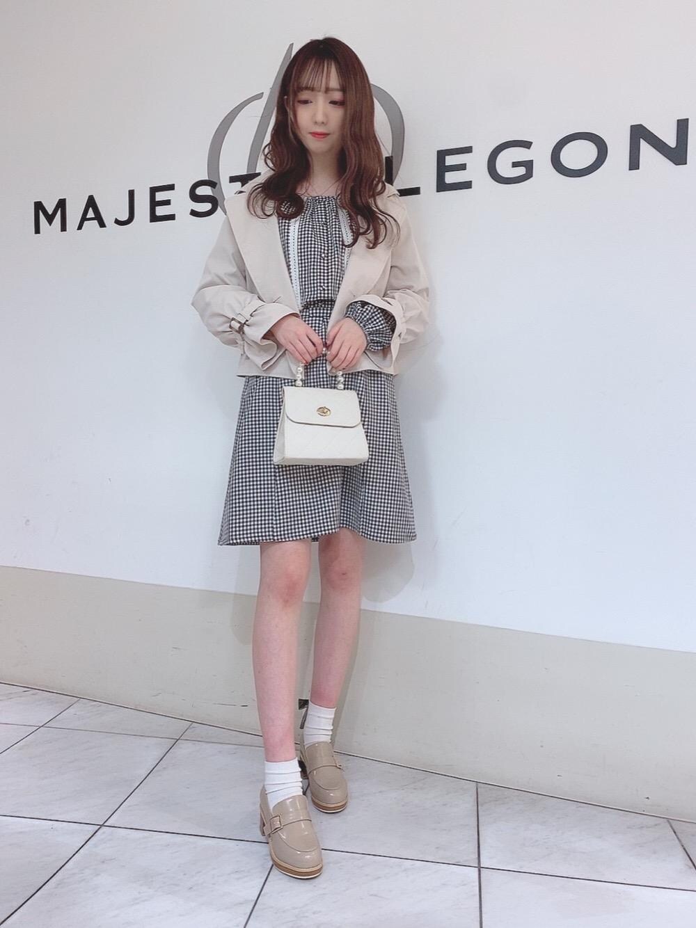「ギンガムチェック、ガーリー、新作、春色、MAJESTIC LEGON、春カラー、春コーデ、キャミワンピ、マジェスティックレゴン、大人気」｜「MAJESTIC LEGONのベルト付ローファー（ローファー、ブラック系）」を使った、マジェスティックレゴン天王寺ミオ店スタッフさん（レディース・156cm）の冬コーディネートの1枚目の写真