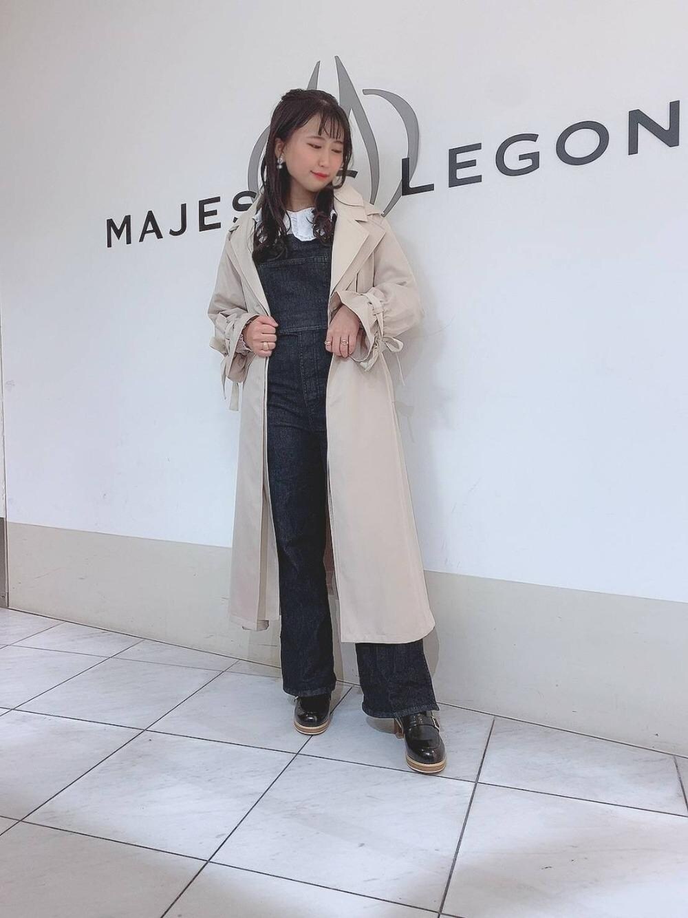 「アウター、トレンチコート、サロペット、トレンチ、シューズ、MAJESTIC LEGON、マジェスティックレゴン、あざとかわいい、BIG襟」｜「MAJESTIC LEGONのベルト付ローファー（ローファー、ブラック系）」を使った、マジェスティックレゴン天王寺ミオ店スタッフさん（レディース・156cm）の冬コーディネートの1枚目の写真