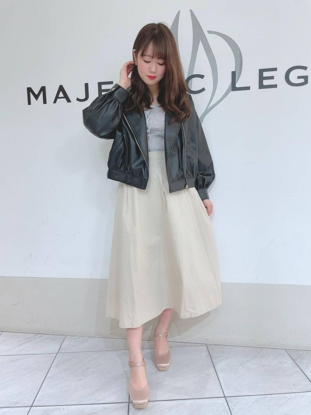 「パンプス、ライダース、デート、フェミニン、白スカート、MAJESTIC LEGON、春コーデ、マジェスティックレゴン、あざとかわいい」｜「MAJESTIC LEGONのウッドヒールスクエアパンプス（パンプス、ホワイト系）」を使った、マジェスティックレゴン天王寺ミオ店スタッフさん（レディース・156cm）の冬コーディネートの1枚目の写真