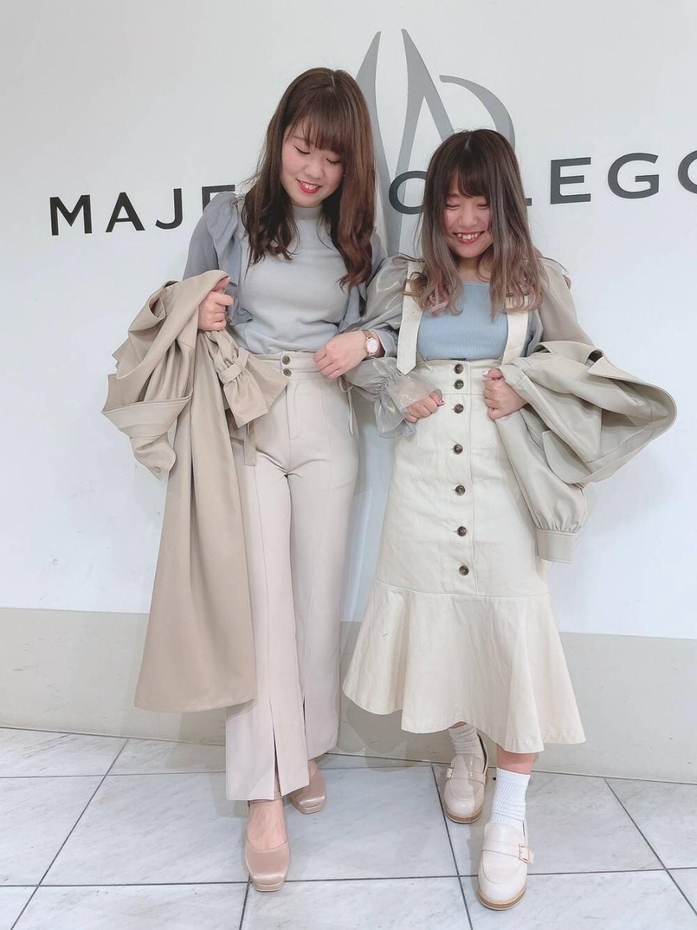 「ショートトレンチ、ガーリー、マーメイドスカート、MAJESTIC LEGON、ロングトレンチコート、マジェスティックレゴン、ツインコーデ、ぶるー」｜「MAJESTIC LEGONの☆ベルト付ローファー（ローファー、ホワイト系）」を使った、マジェスティックレゴン天王寺ミオ店スタッフさん（レディース・156cm）の冬コーディネートの1枚目の写真