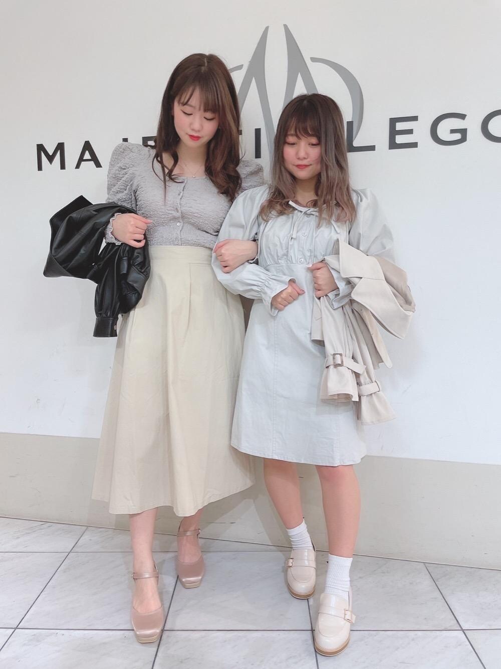 「ワンピース、スカート、トレンチコート、ライダース、ロングスカート、MAJESTIC LEGON、マジェスティックレゴン、ミニ丈、パワショル」｜「MAJESTIC LEGONの☆ベルト付ローファー（ローファー、ホワイト系）」を使った、マジェスティックレゴン天王寺ミオ店スタッフさん（レディース・156cm）の冬コーディネートの1枚目の写真