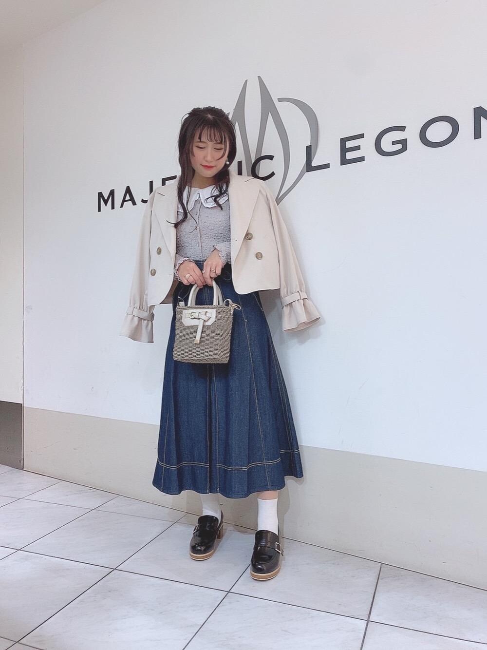 「スカート、トレンチコート、ショートトレンチ、MAJESTIC LEGON、マジェスティックレゴン、パワショル、襟付きブラウス、BIG襟、でにむ」｜「MAJESTIC LEGONのベルト付ローファー（ローファー、ブラック系）」を使った、マジェスティックレゴン天王寺ミオ店スタッフさん（レディース・156cm）の冬コーディネートの1枚目の写真