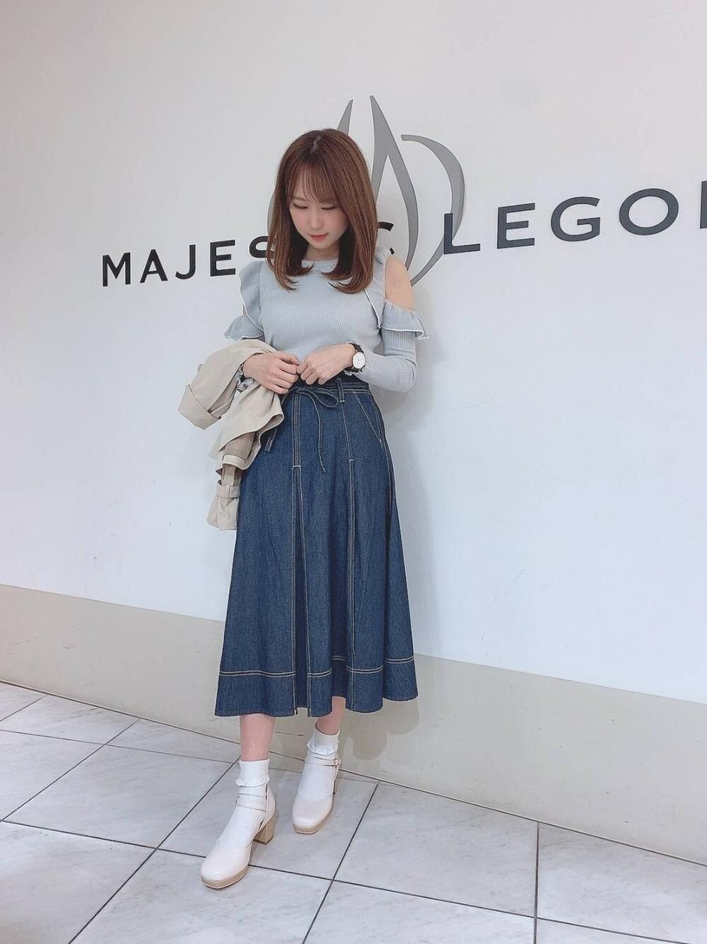 「パンプス、ショートトレンチ、デニムスカート、MAJESTIC LEGON、オープンショルダー、フリルトップス、マジェスティックレゴン、ミントカラー、オトナカワイイ、あざとかわいい」｜「MAJESTIC LEGONのウッドヒールスクエアパンプス（パンプス、ホワイト系）」を使った、マジェスティックレゴン天王寺ミオ店スタッフさん（レディース・156cm）の冬コーディネートの1枚目の写真