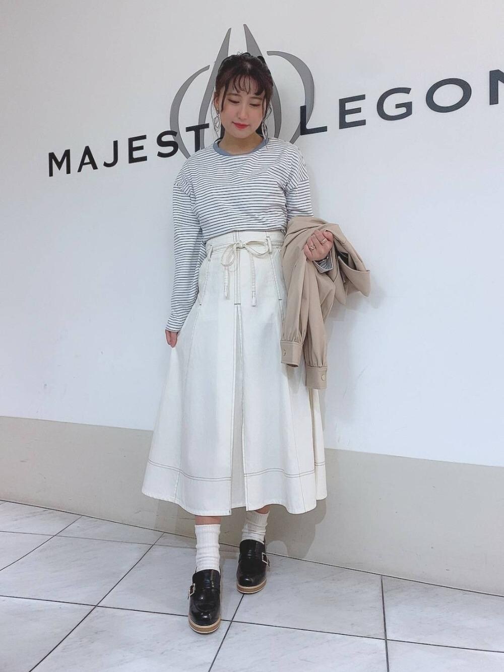 「スカート、ライダース、ローファー、フェミニン、MAJESTIC LEGON、マジェスティックレゴン、あざとかわいい、ぶるー」｜「MAJESTIC LEGONのベルト付ローファー（ローファー、ブラック系）」を使った、マジェスティックレゴン天王寺ミオ店スタッフさん（レディース・151cm）の春コーディネートの1枚目の写真