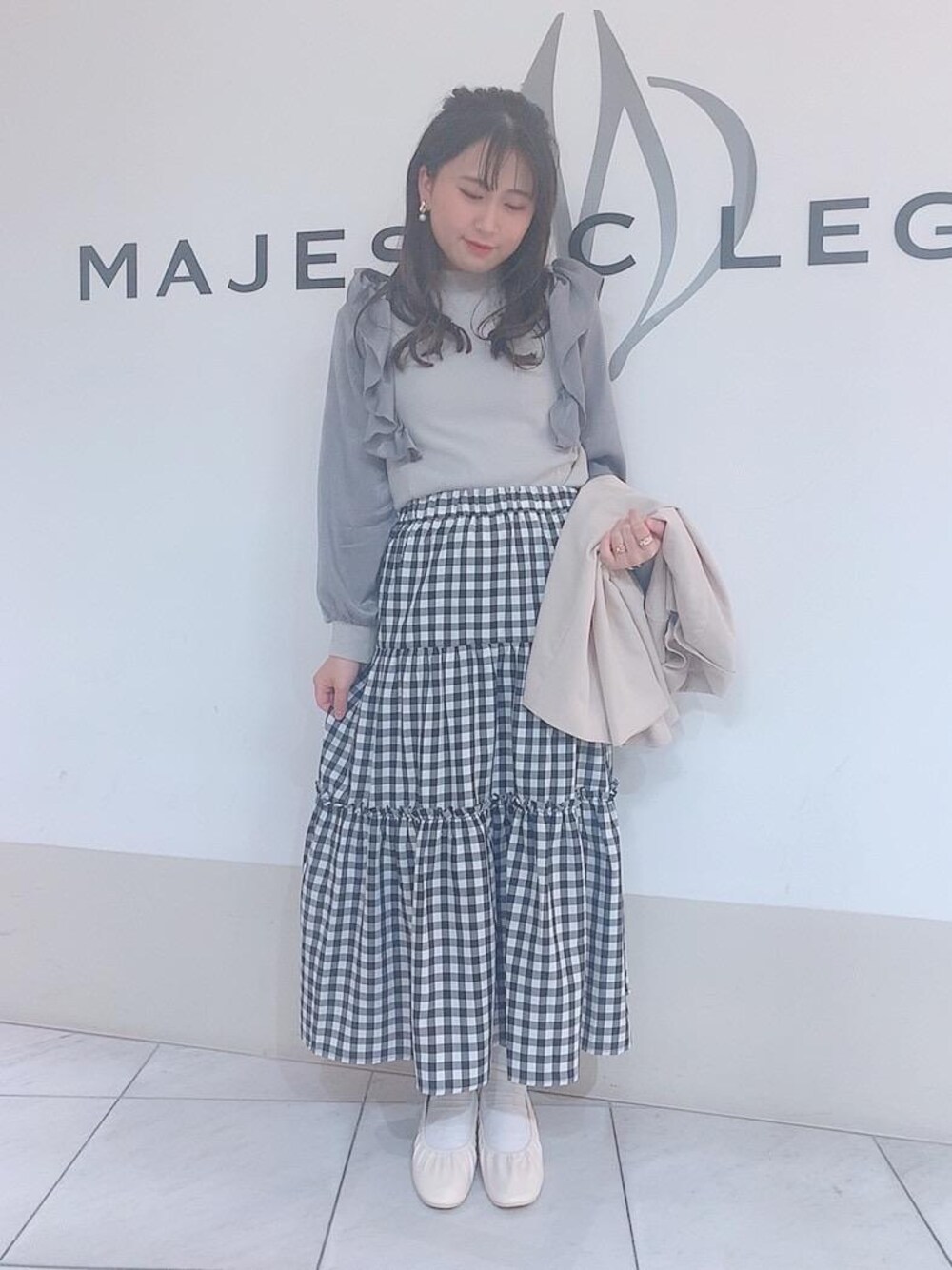 「ギンガムチェック、ガーリー、フェミニン、MAJESTIC LEGON、ティアードスカート、ショートトレンチコート、マジェスティックレゴン、あざとかわいい、標準身長、カワイイ」｜「MAJESTIC LEGONのレディティアードスカート（スカート、ブラック系）」を使った、マジェスティックレゴン天王寺ミオ店スタッフさん（レディース・151cm）の春コーディネートの1枚目の写真
