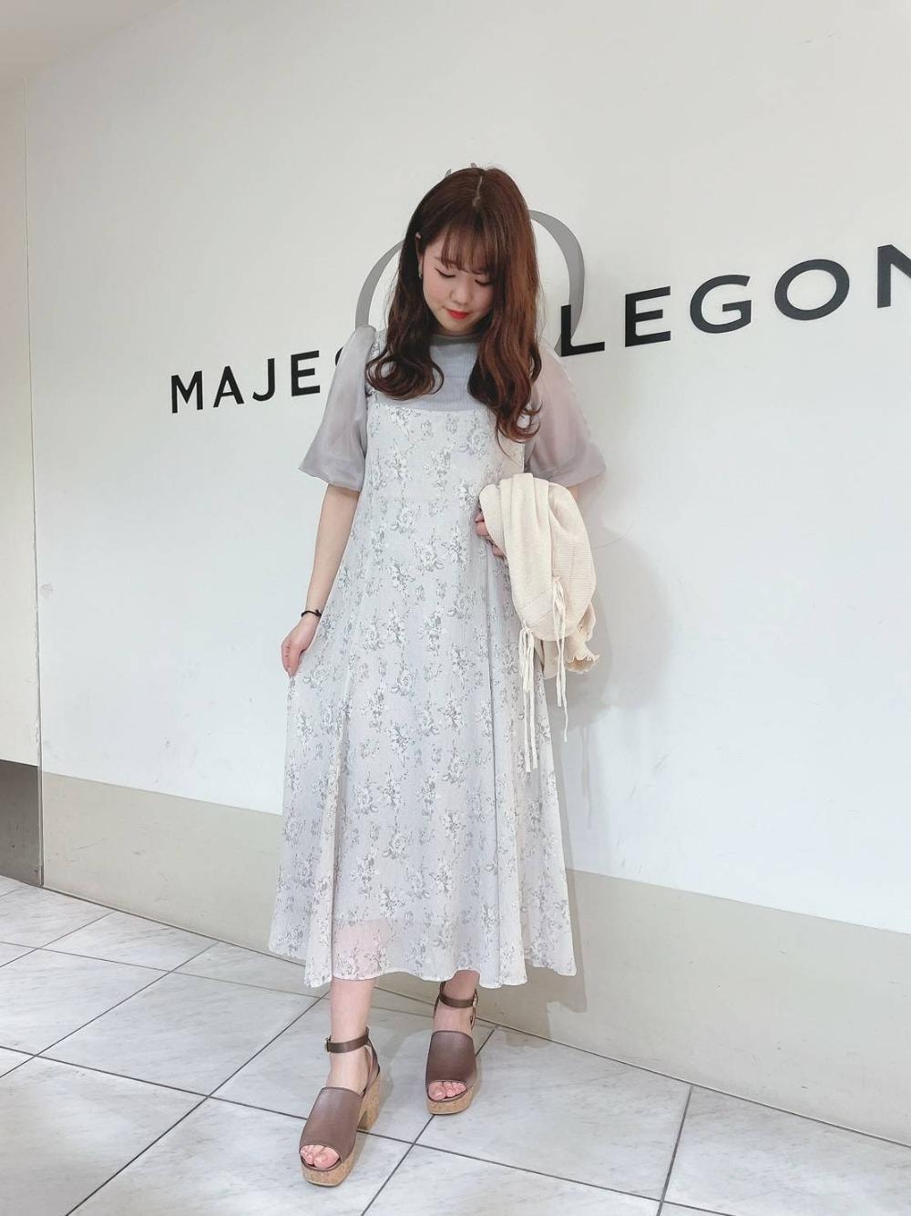 「花柄、デート、サンダル、MAJESTIC LEGON、キャミワンピ、マジェスティックレゴン、バルーン袖、あざとかわいい、春こーで」｜「MAJESTIC LEGONのアンクルリボンsetサンダル（サンダル、ブラウン系）」を使った、マジェスティックレゴン天王寺ミオ店スタッフさん（レディース・159cm）の春コーディネートの1枚目の写真